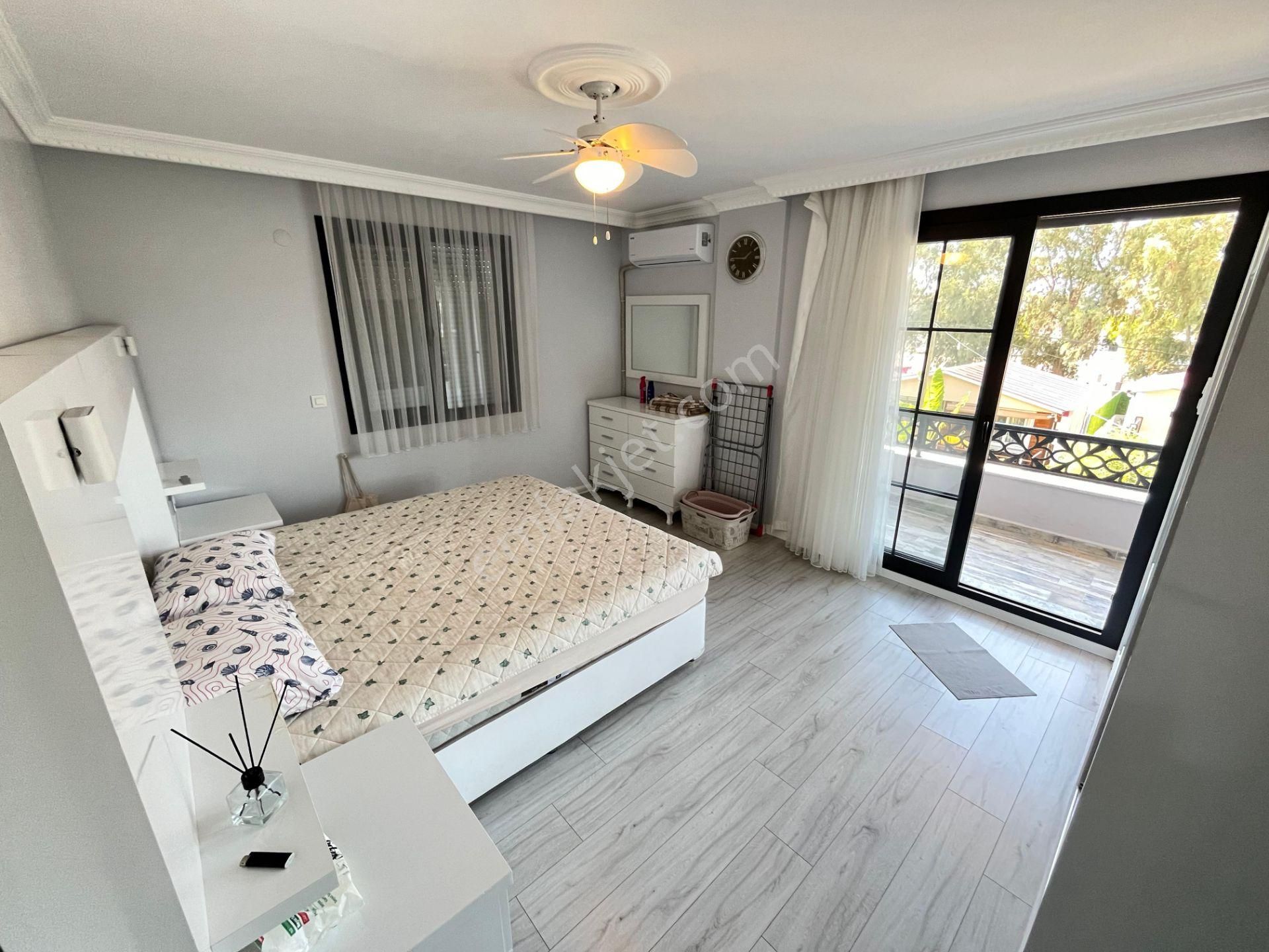 Ürkmez'de Deniz Tarafında Satılık Bahçeli 3+1 Lüks Villa Yazlık - Görsel 26