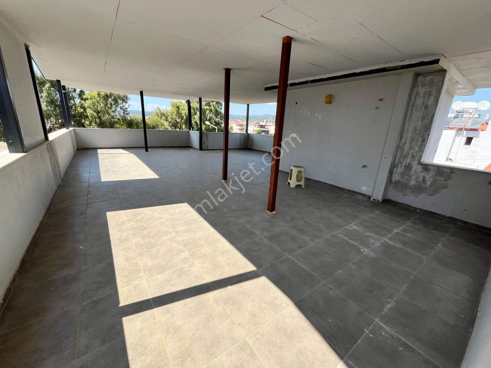 Ürkmez'de Deniz Tarafında Satılık Bahçeli 3+1 Lüks Villa Yazlık - Görsel 34