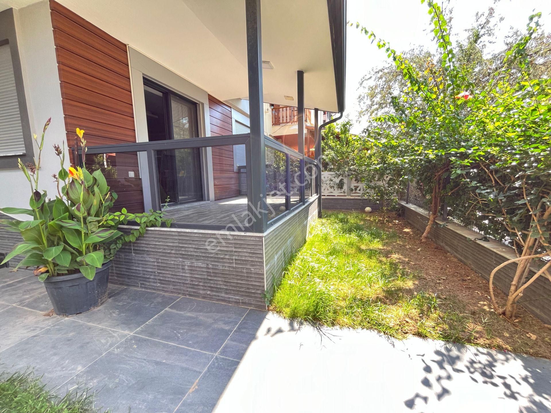 Ürkmez'de Deniz Tarafında Satılık Bahçeli 3+1 Lüks Villa Yazlık - Görsel 16