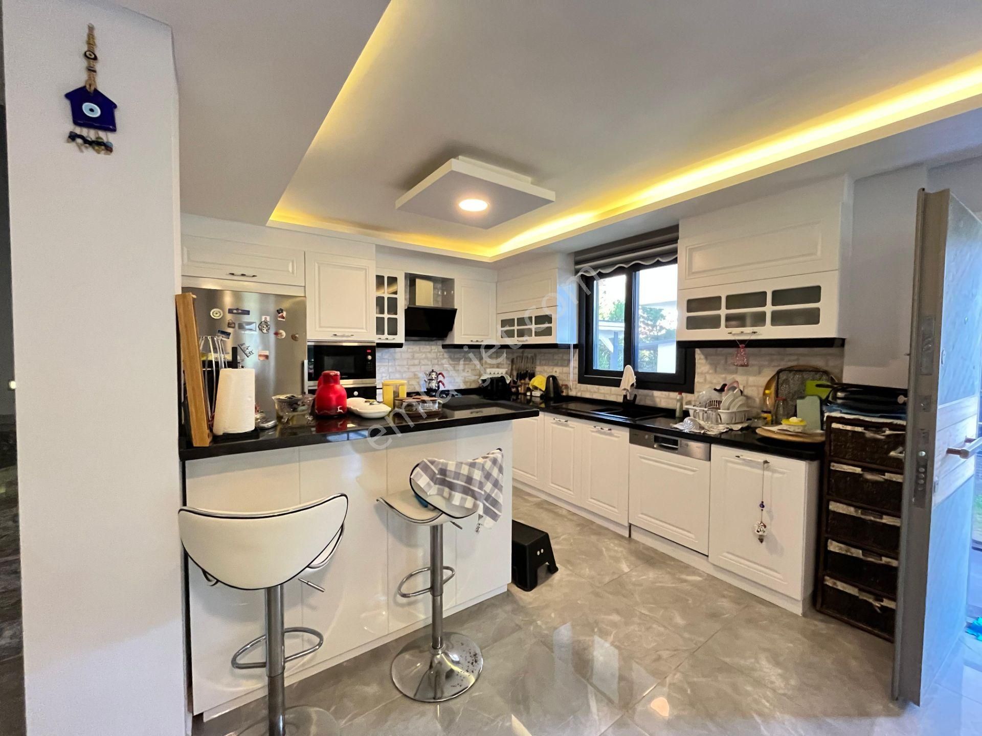 Ürkmez'de Deniz Tarafında Satılık Bahçeli 3+1 Lüks Villa Yazlık - Görsel 23