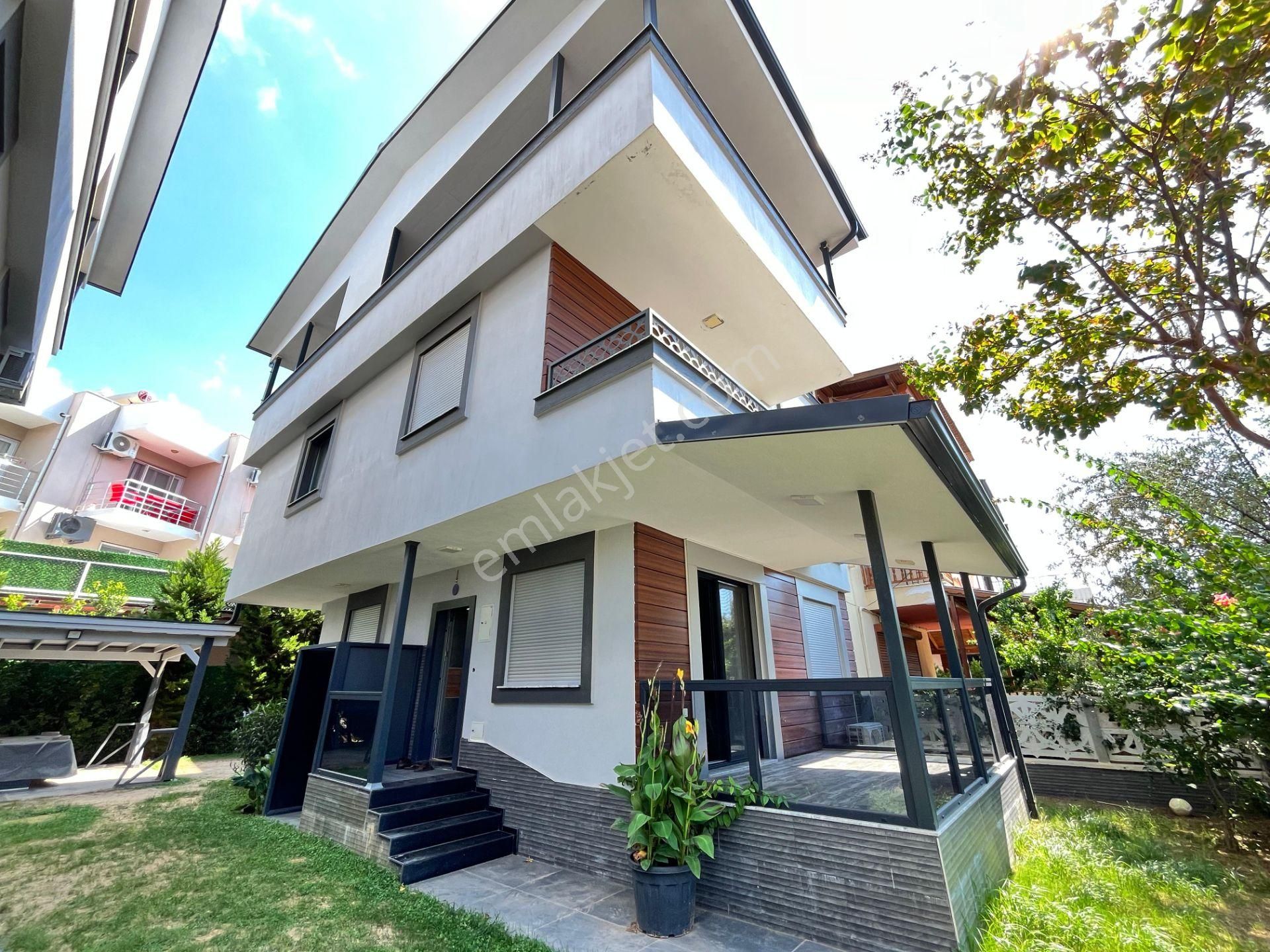 Ürkmez'de Deniz Tarafında Satılık Bahçeli 3+1 Lüks Villa Yazlık - Görsel 5