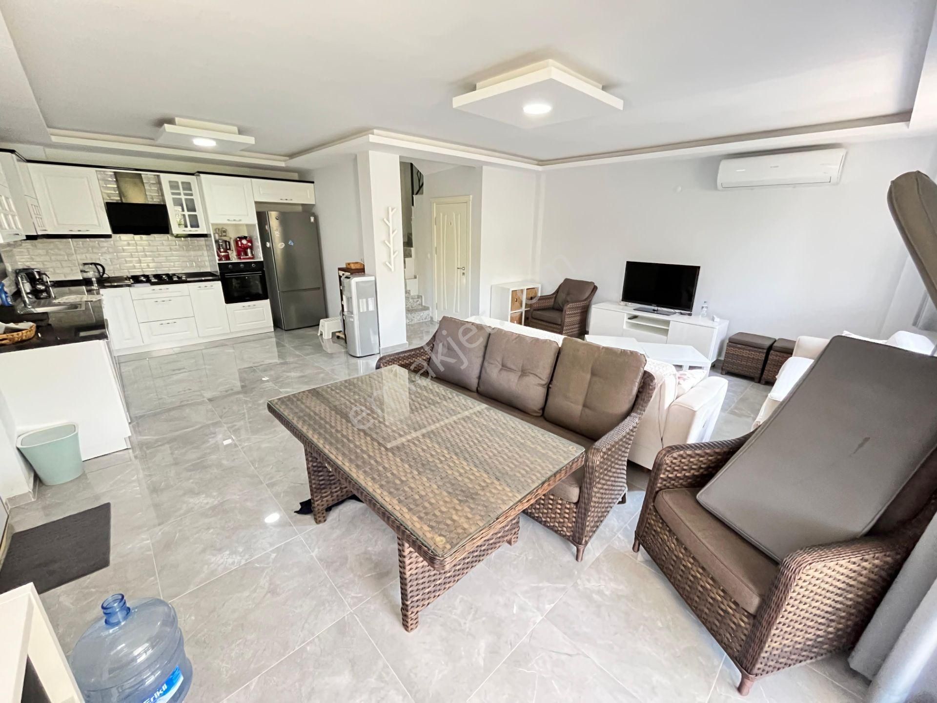 Ürkmez'de Deniz Tarafında Satılık Bahçeli 3+1 Lüks Villa Yazlık - Görsel 11