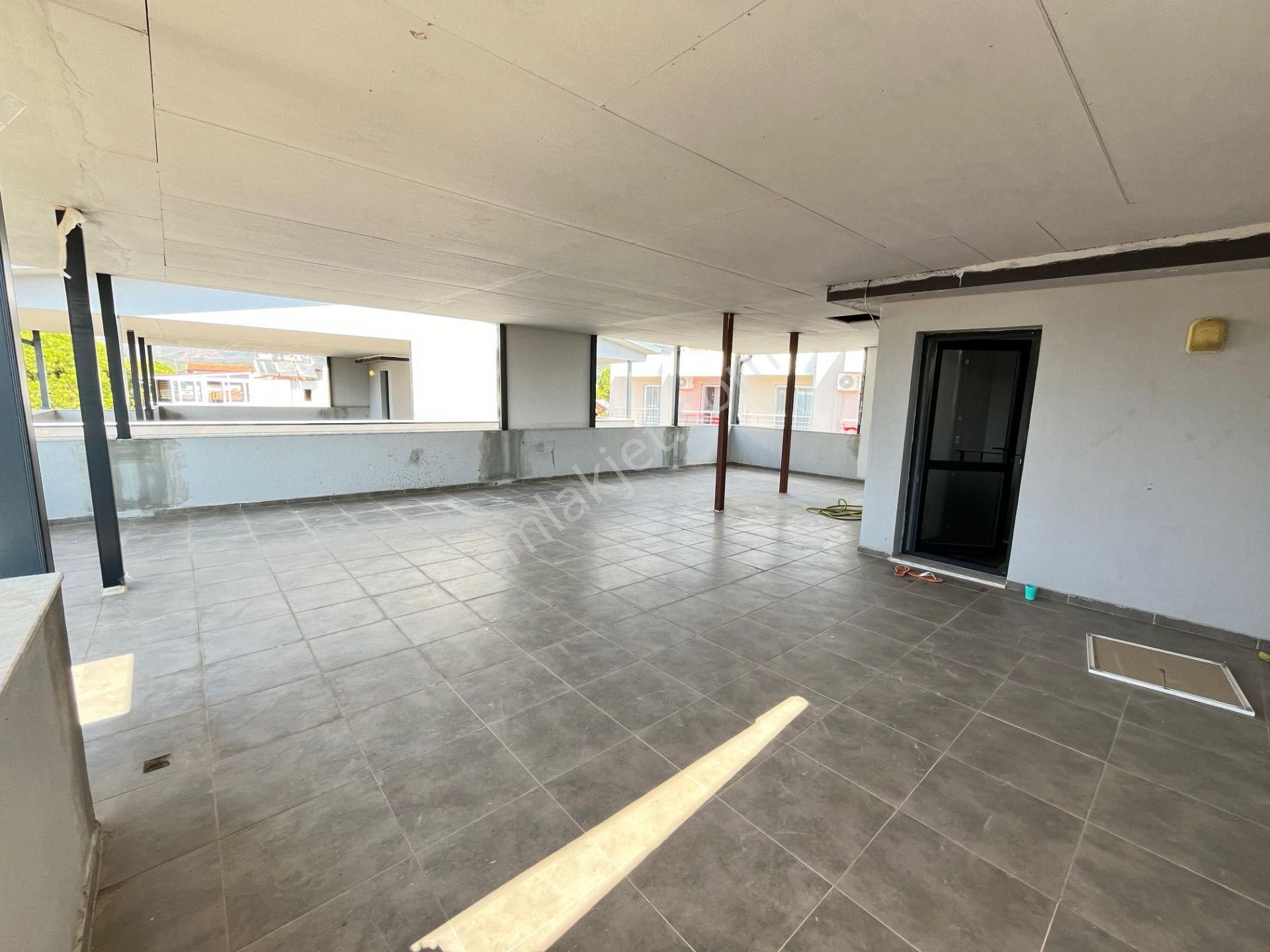 Ürkmez'de Deniz Tarafında Satılık Bahçeli 3+1 Lüks Villa Yazlık - Görsel 32