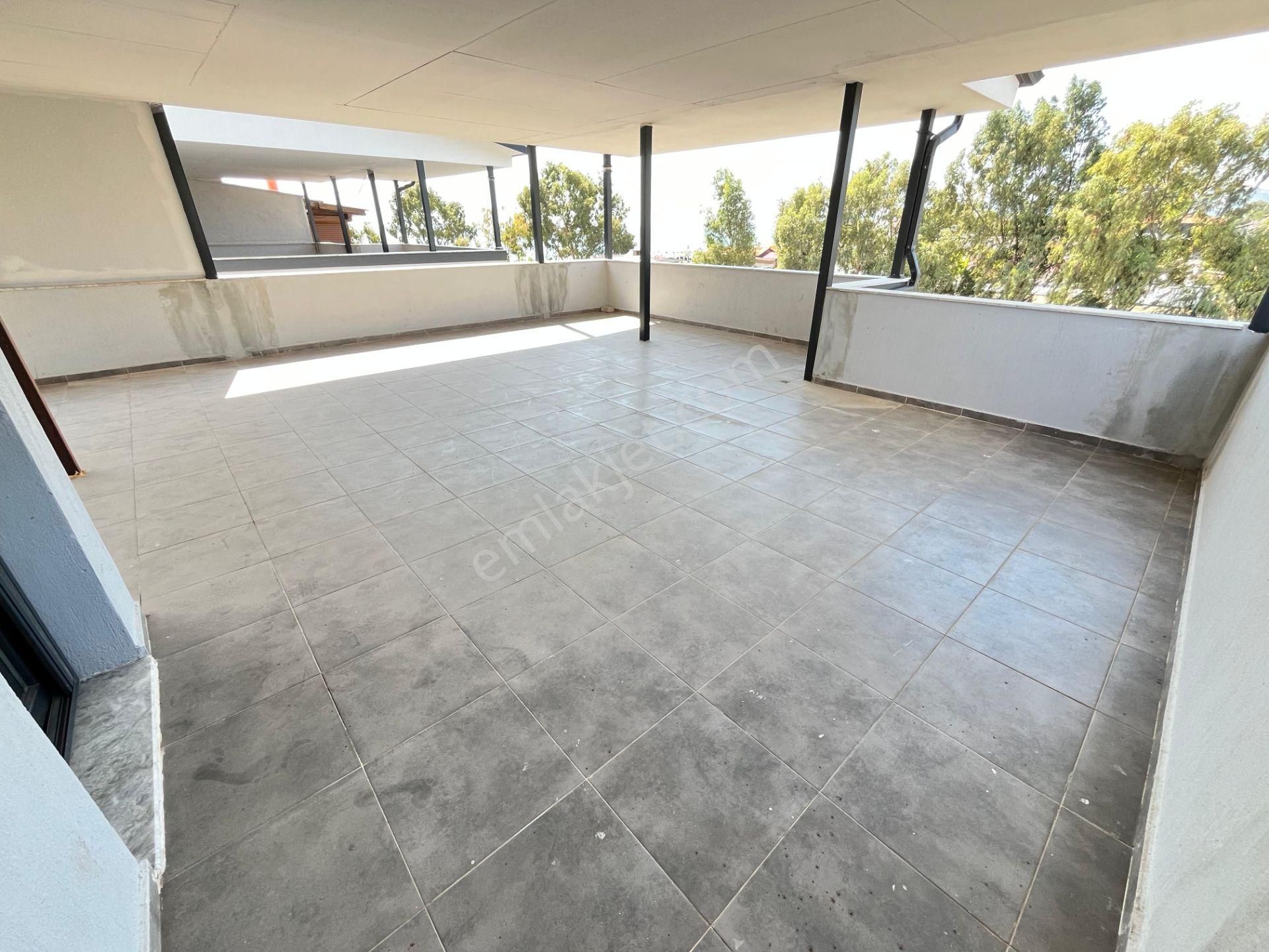 Ürkmez'de Deniz Tarafında Satılık Bahçeli 3+1 Lüks Villa Yazlık - Görsel 31