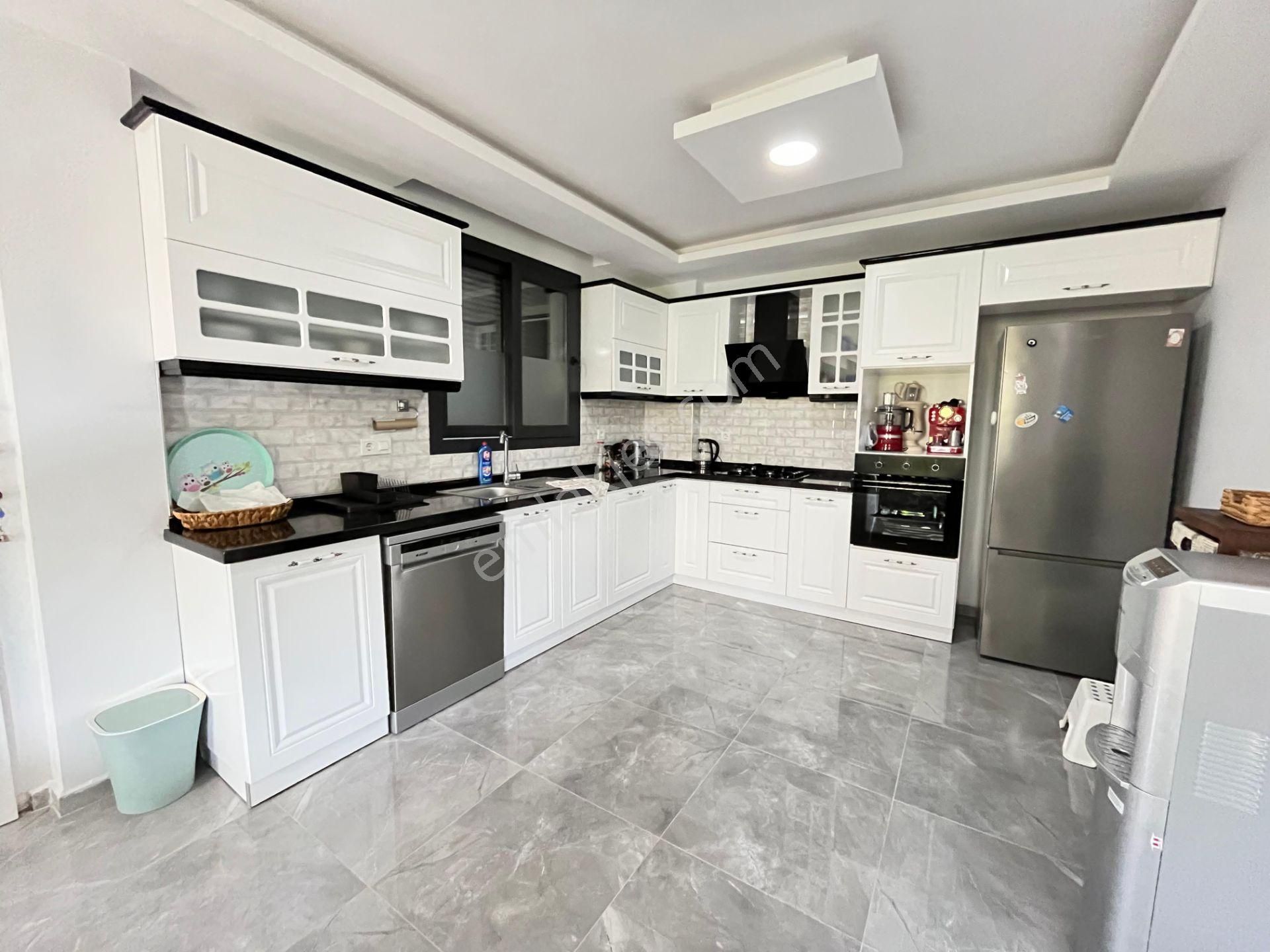 Ürkmez'de Deniz Tarafında Satılık Bahçeli 3+1 Lüks Villa Yazlık - Görsel 18