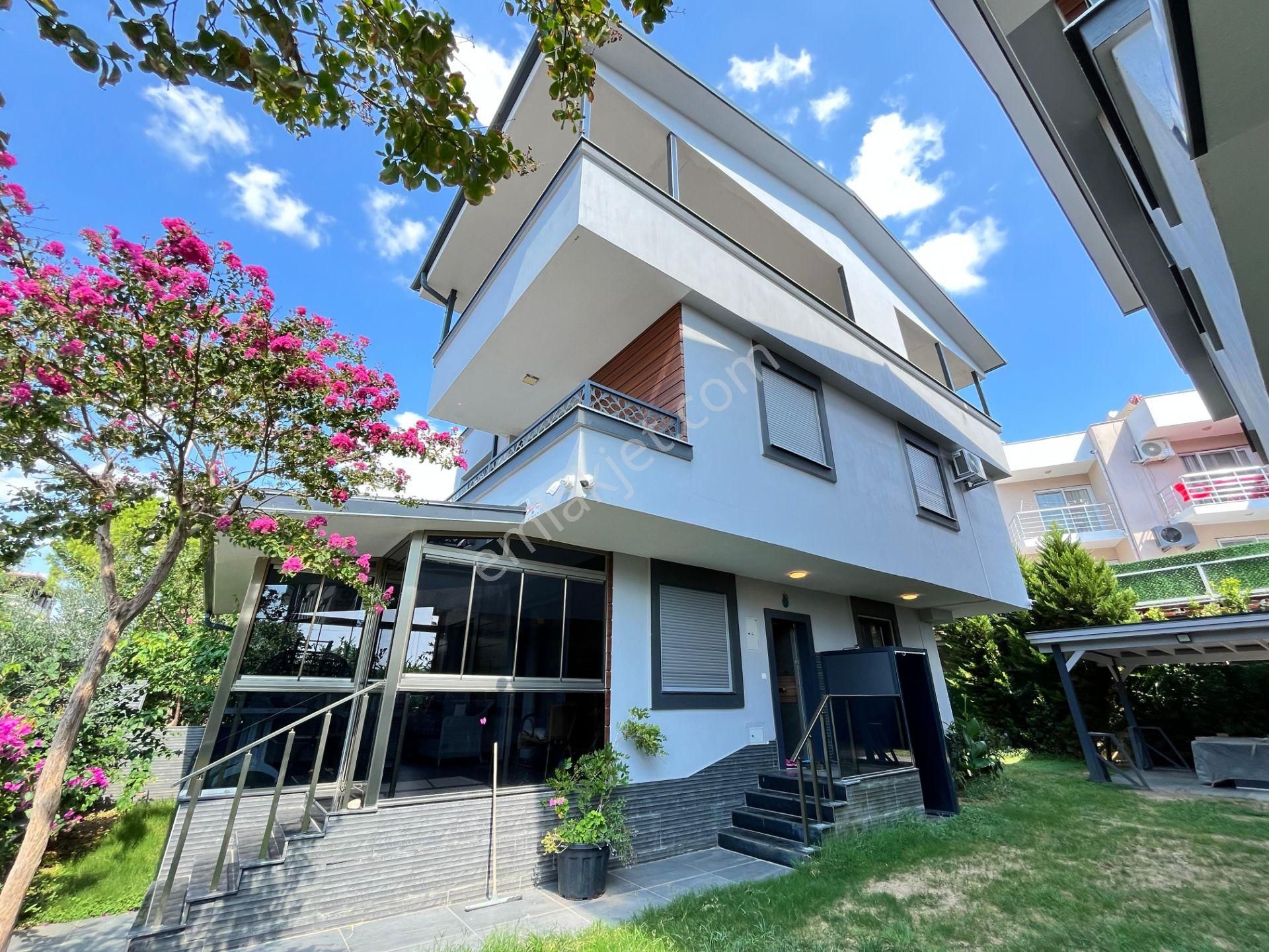 Ürkmez'de Deniz Tarafında Satılık Bahçeli 3+1 Lüks Villa Yazlık - Görsel 3