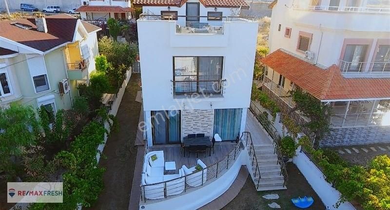 Karaburun İskele Satılık Villa Bodrum Plajı'nda Müstakil Bahçeli Satılık Tripleks Villa