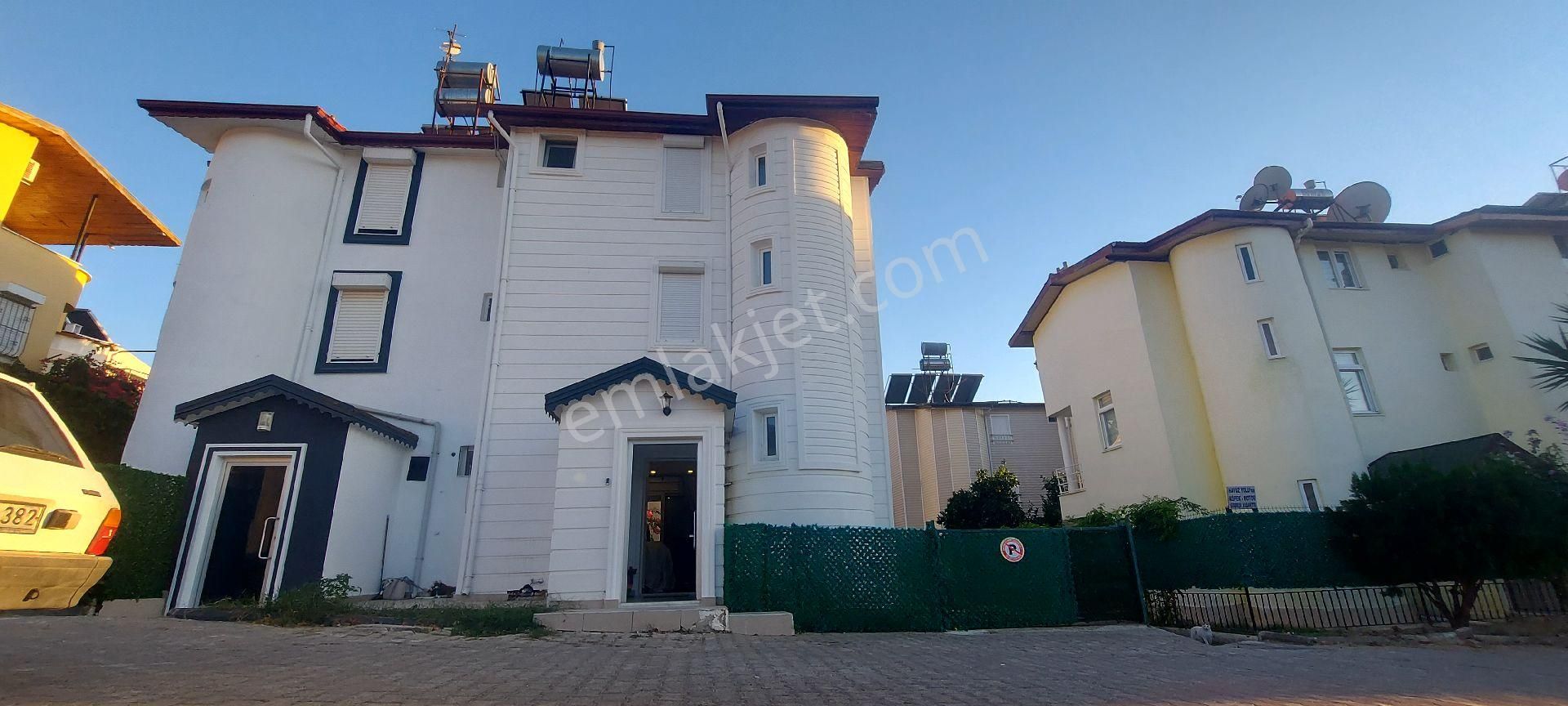 Manavgat Side Satılık Villa Manavgat Side Akdeniz Sitesi’nde Denize 850 Metre Mesafede 3+1 Triplex Villa