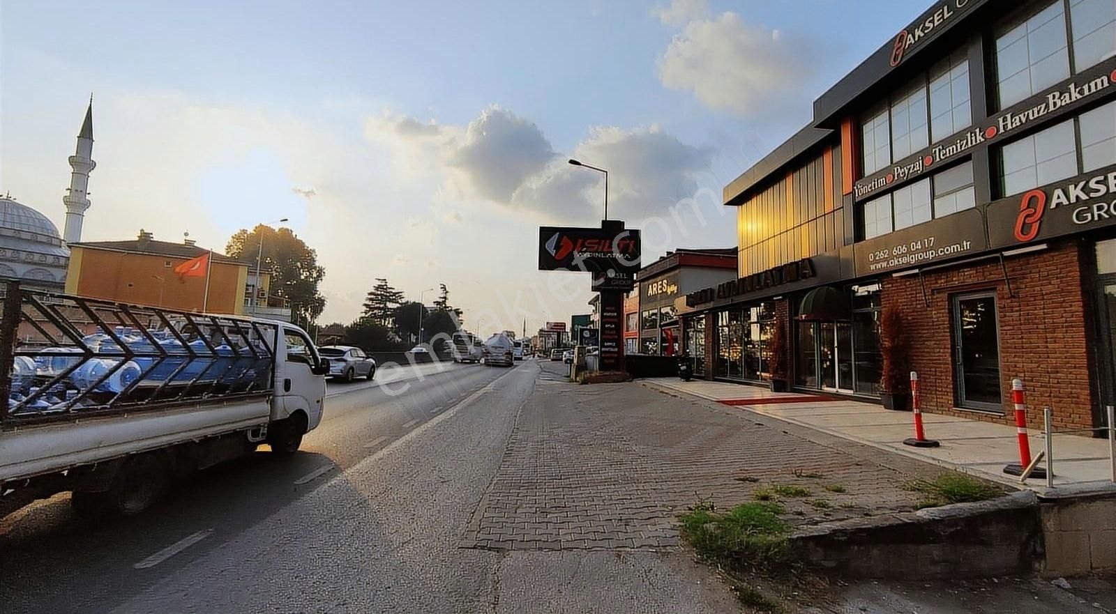 Gölcük Çiftlik Satılık Bina GÖLCÜK YOLU ÜZERİNDE KOMPLE SATILIK BİNA