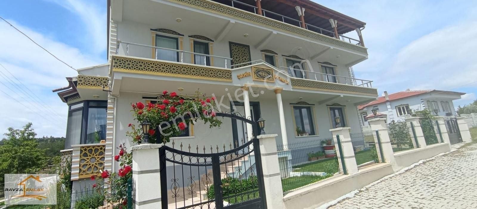 İhsaniye Gazlıgöl Bld. (Fatih) Satılık Villa Ravza Emlaktan Gazlı Gölde Lüks Şifalı Sıcak Sulu Satılık Villa