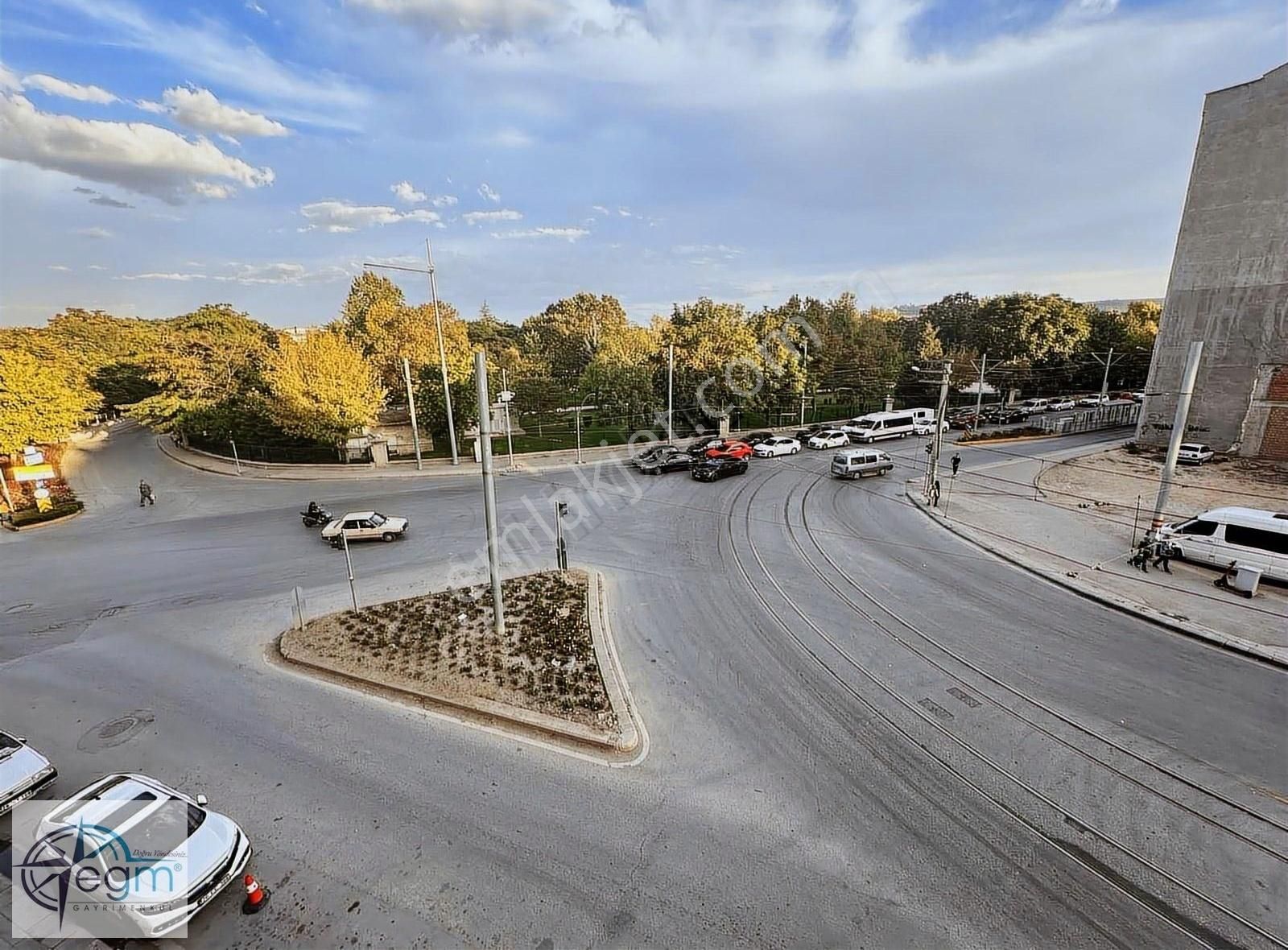 Tepebaşı Zafer Satılık Daire EGM Gayrimenkul'den Gaffar Okkan Caddesi Manzaralı 3+1 Dubleks