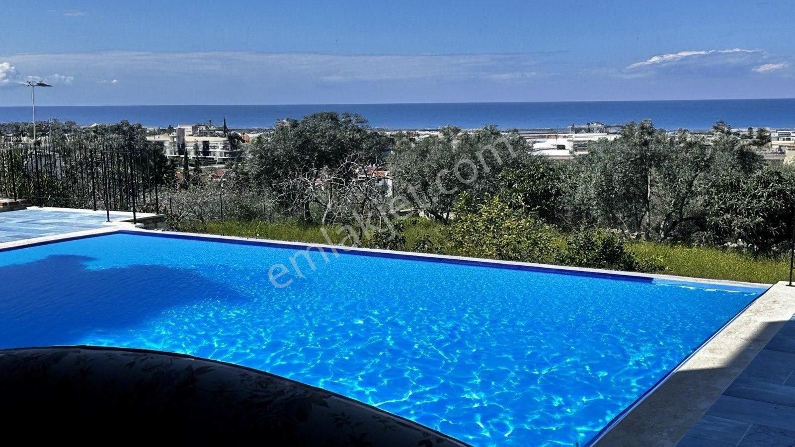 Kuşadası Soğucakta Satılık Deniz Manzaralı Malikane