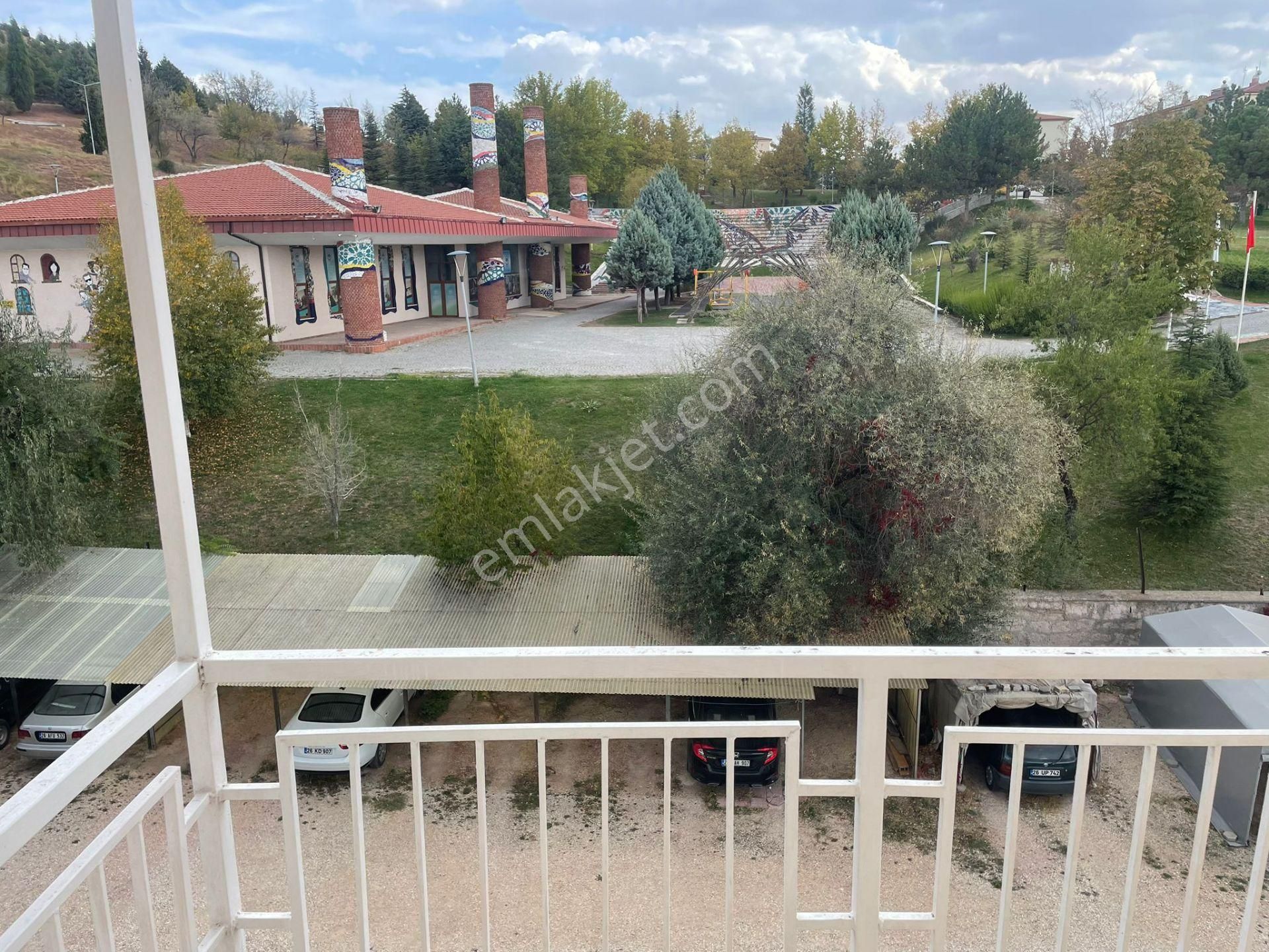 Odunpazarı Yenikent Kiralık Daire Yenikentte Önü Komple Açık 3+1 Ara Kat Gün Boyu Güneş Alan Daire