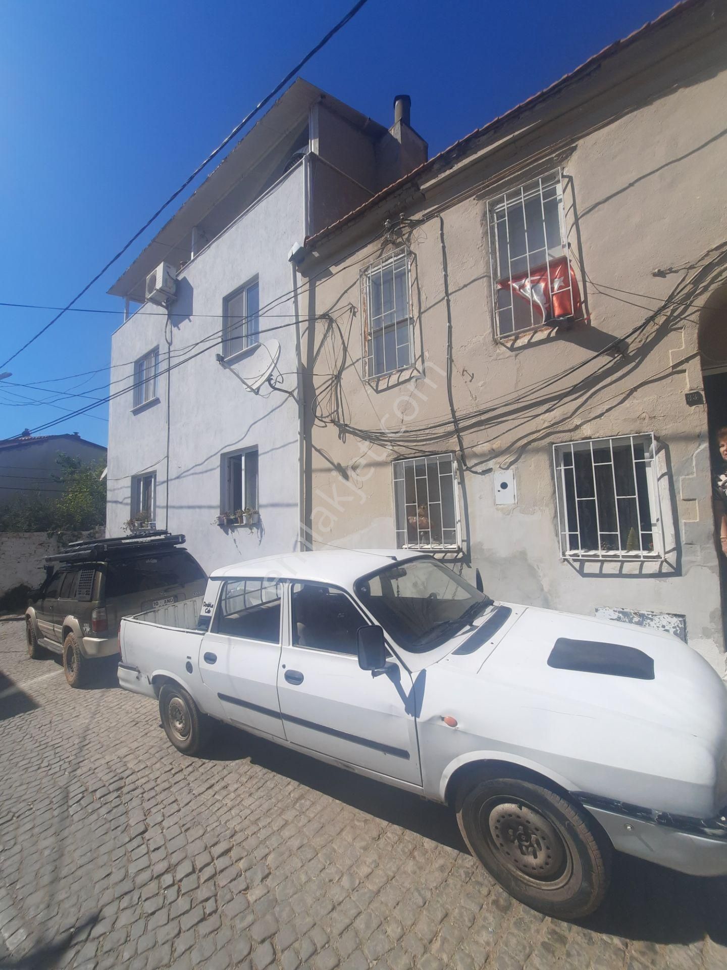 Ayvalık Fethiye Satılık Müstakil Ev  Ayvalık Fethiye Mahallesinde Satılık Bahçeli Rum Evi