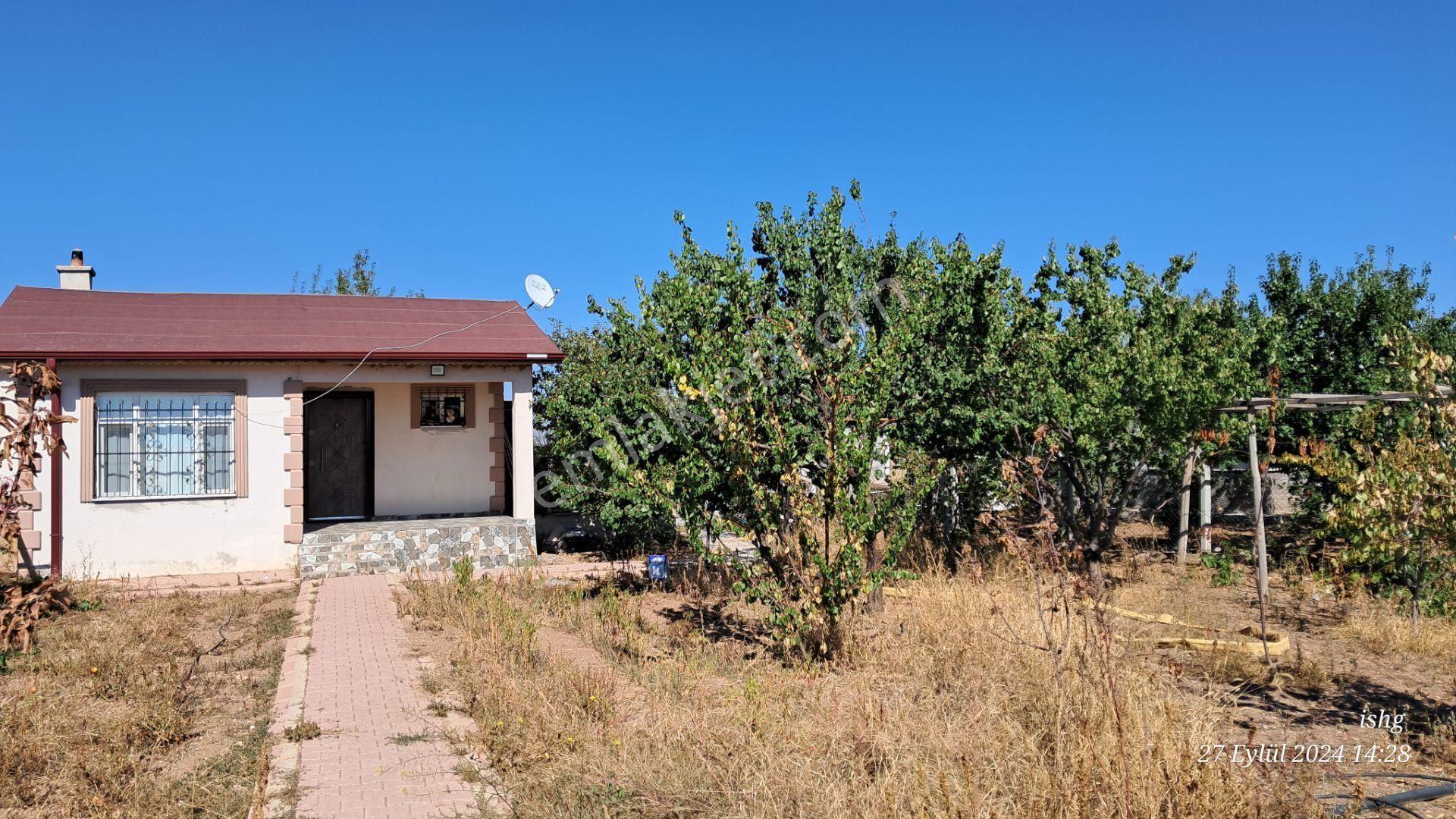 Meram Karahüyük Satılık Tarla Bahçe Evi Elk. Su Ve Kuyu Olan Yapı Kayıt Belgeli İntakal Tapulu Hazır Bahçe