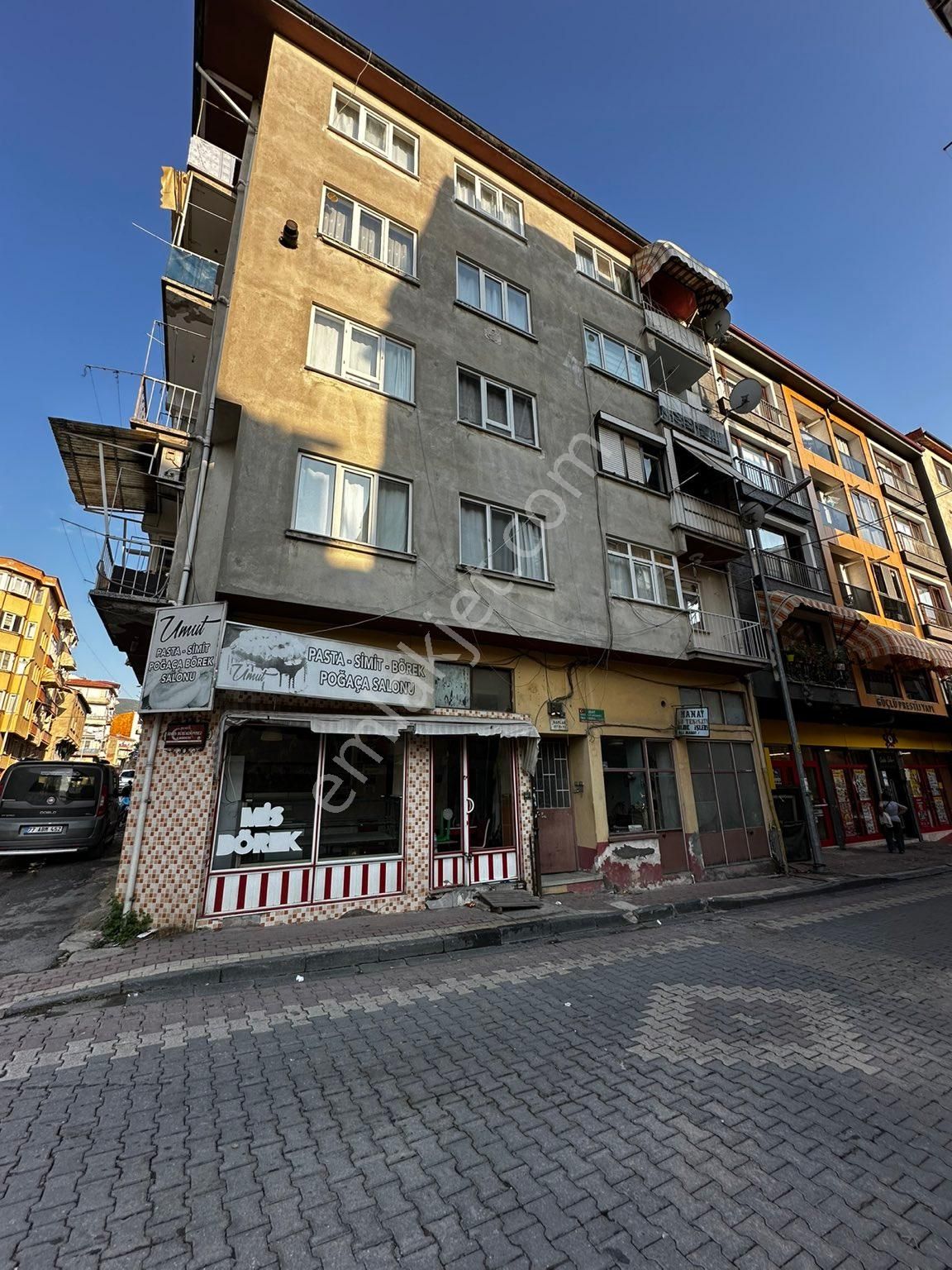 Gemlik Halitpaşa Satılık Daire KÜÇÜK’TEN CADDE ÜZERİ SATILIK ARAKAT DAİRE