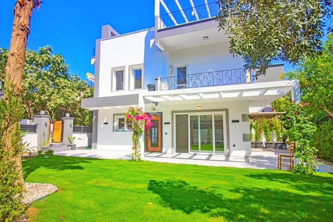 Kuşadası Kadınlar Denizi Satılık Villa KUŞADASINDA YAZ KIŞ OTURMAYA MÜSAİT FUL YAPILI KÖŞE KONUMLU GENİŞ BAHÇELİ VİLLA