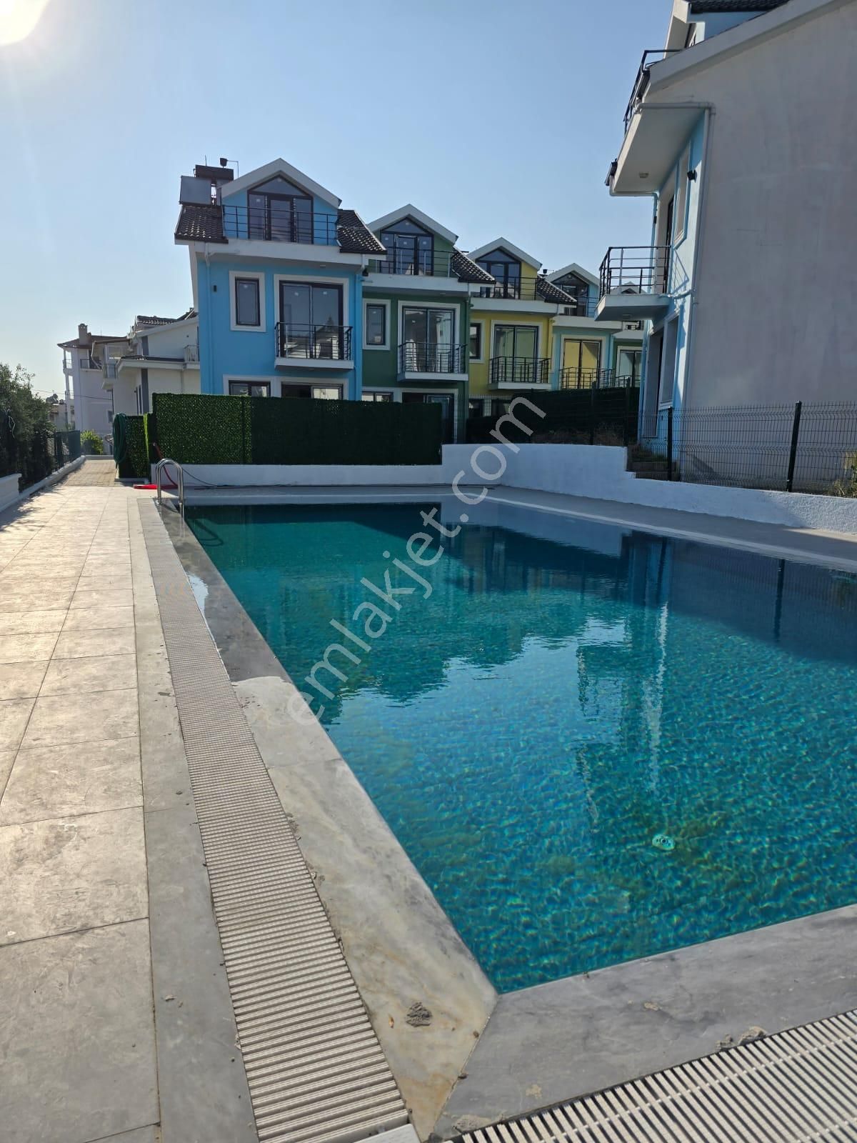 Havuzlu Sitede Özel Bahçeli Uzun Dönem Sıfır İkiz Villa Triplex
