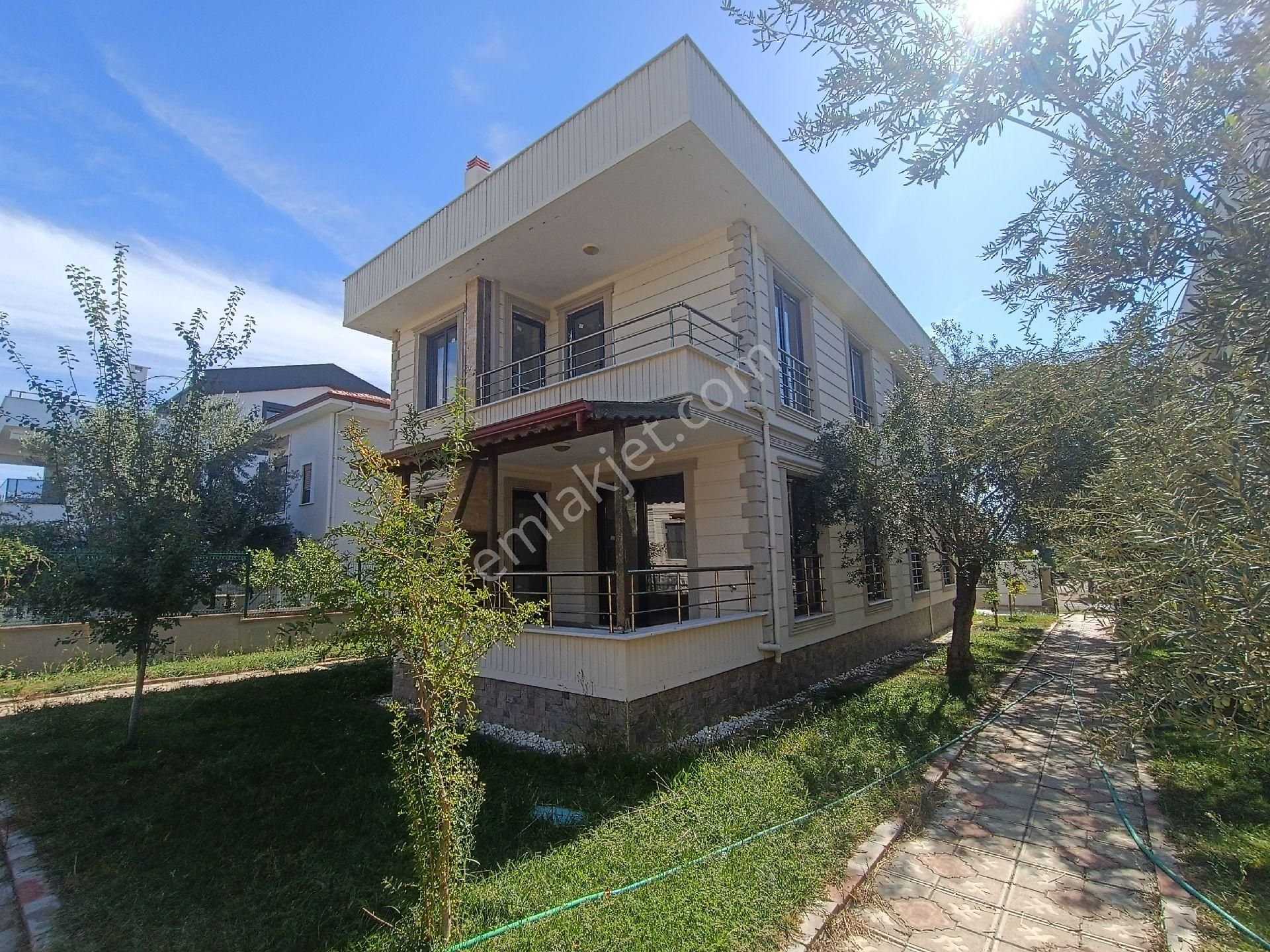 Edremit Güre Cumhuriyet Satılık Villa GÜRE DE 3+1 DENİZE 600 METRE VİLLA