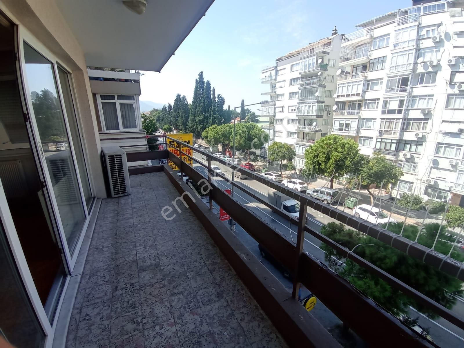 Karabağlar Esenyalı Hastaneye Yakın Kiralık Daire İnönü Cad Amerikan Kolej Karşısı Doğalgazlı 3+1 Asansörlü 3.kat