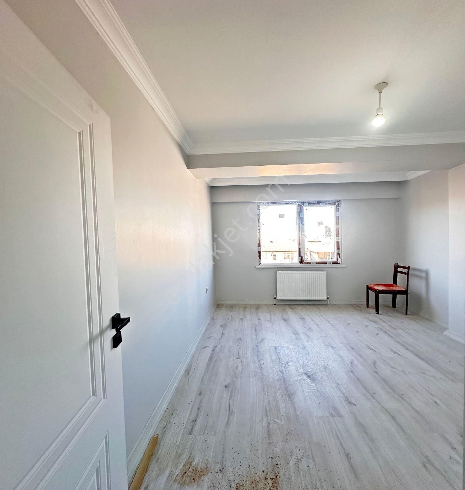 Esenyurt Talatpaşa Satılık Daire ESENYURT TALATPAŞA MAHALLESİNDE 2.KAT 2+1 100 m2 BALKONLU DAİRE