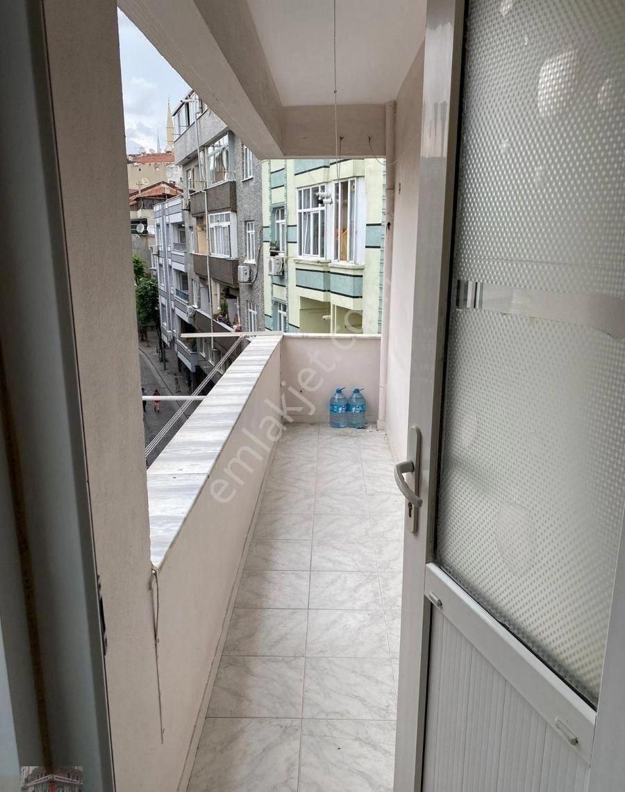 Zeytinburnu Çırpıcı Kiralık Daire EFENDİOĞLUNDAN ACİL KİRALIK DAİRE KÖŞE BAŞI 3. KAT KARANLIK ODA YOK