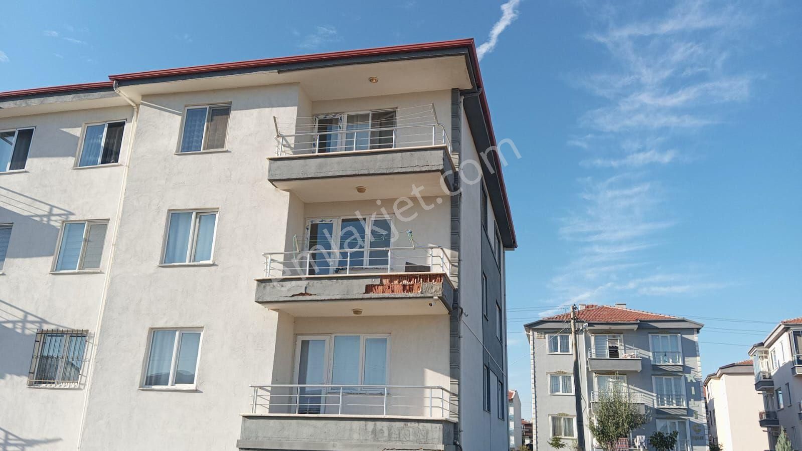 Afyonkarahisar Merkez Mareşal Fevzi Çakmak Satılık Daire Mareşal Fevzi çakmak mahallesi sultan hanım apartmanında 3 katlı evin 3.katı 