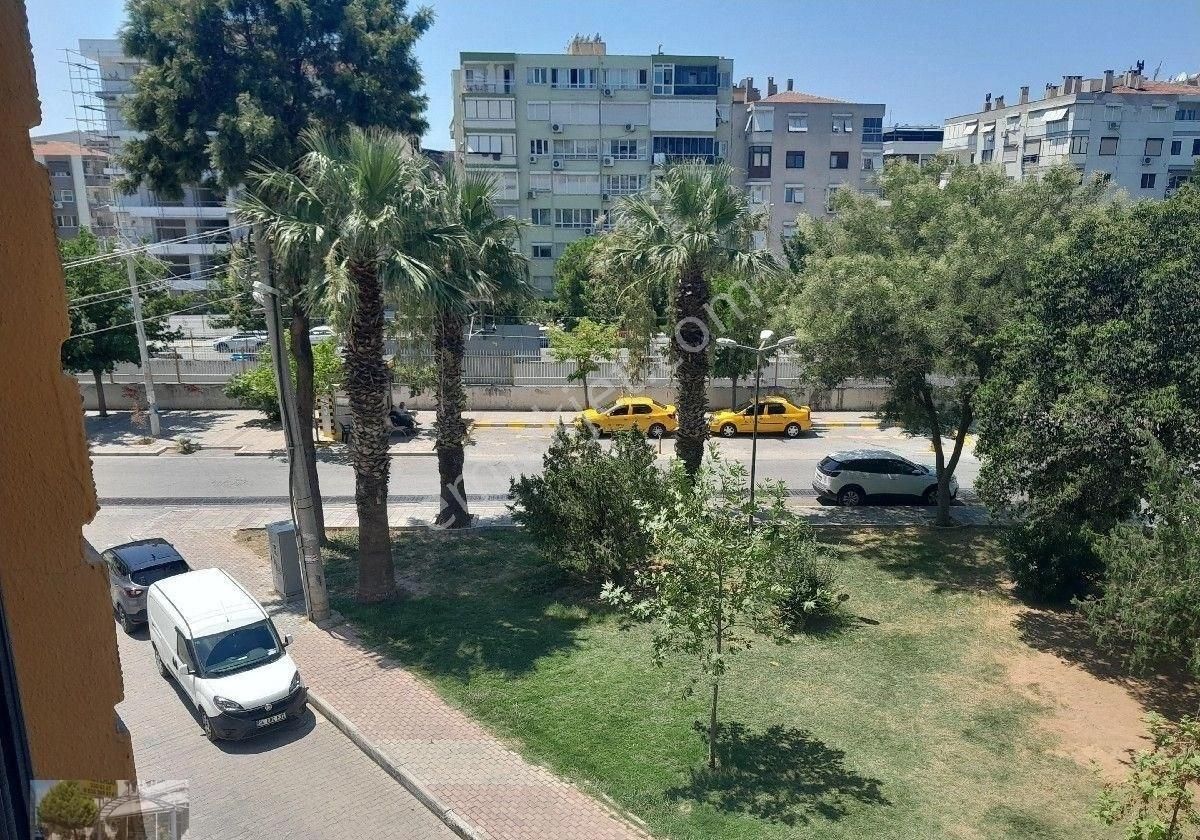 Karşıyaka Nergiz Satılık Daire Bostanli cepheli önü açık otoparklı