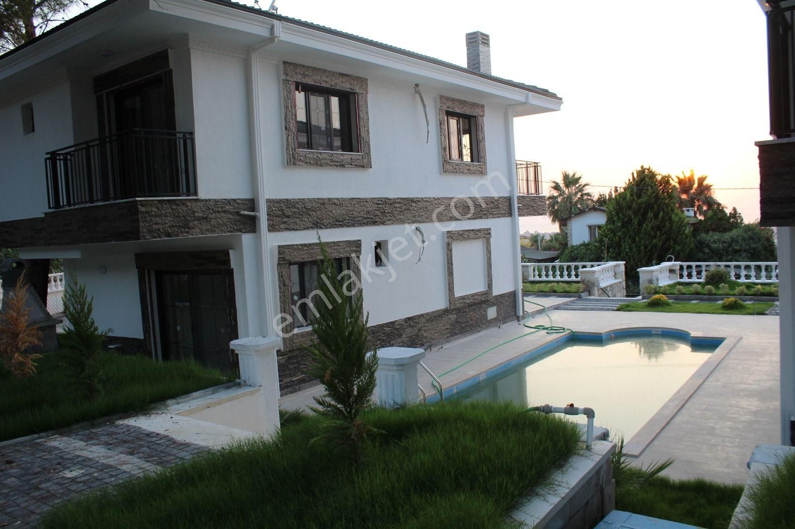 Kuşadası Güzelçamlı Satılık Villa Kuşadası Güzelçamlı'da Deniz Manzaralı 4+1 Villa