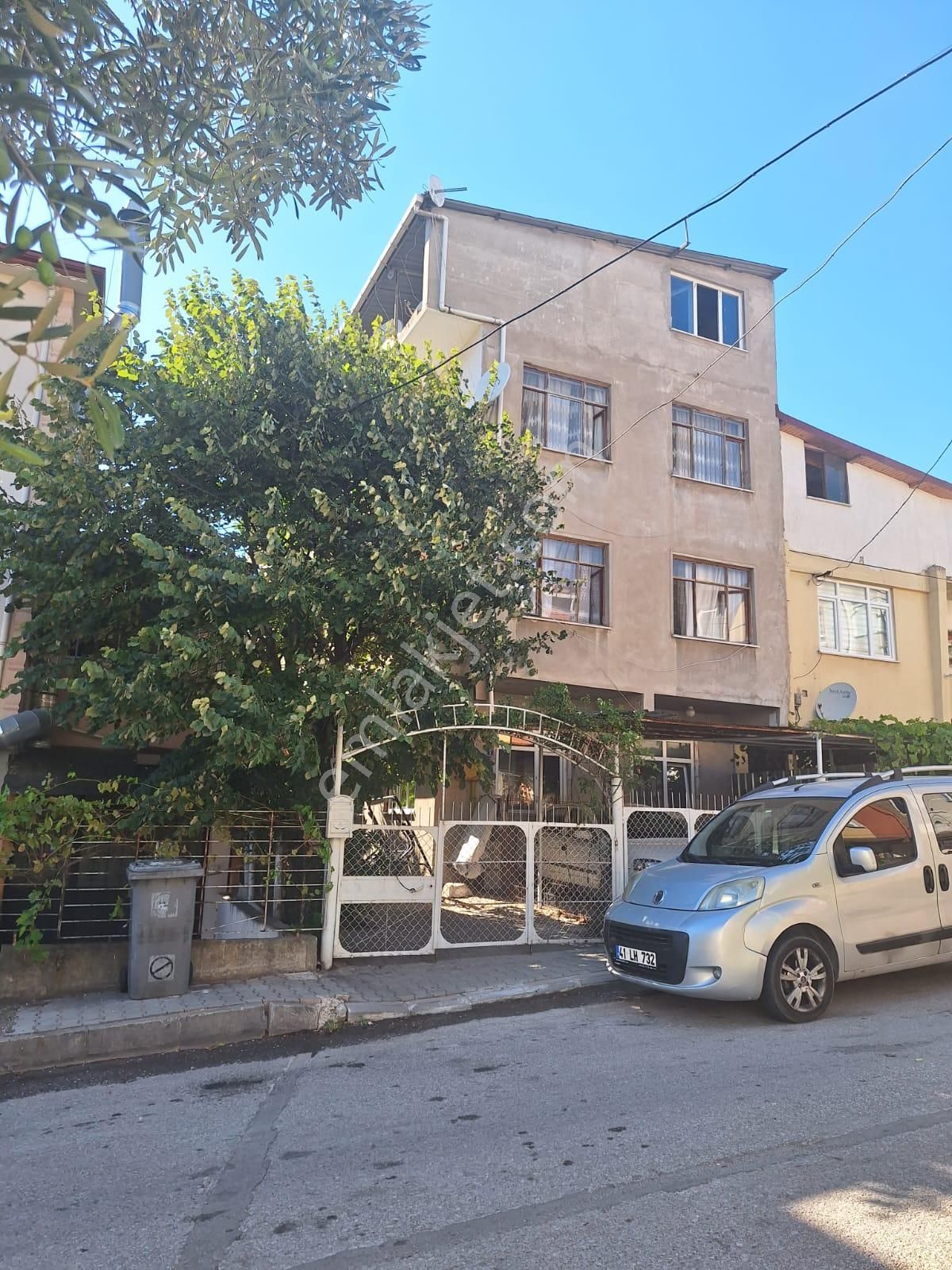 Körfez Hacı Osman Kiralık Daire Hacı Osman Mah.de 2+1 Sobalı Eşyalı Daire Emek Emlaktan K-2892