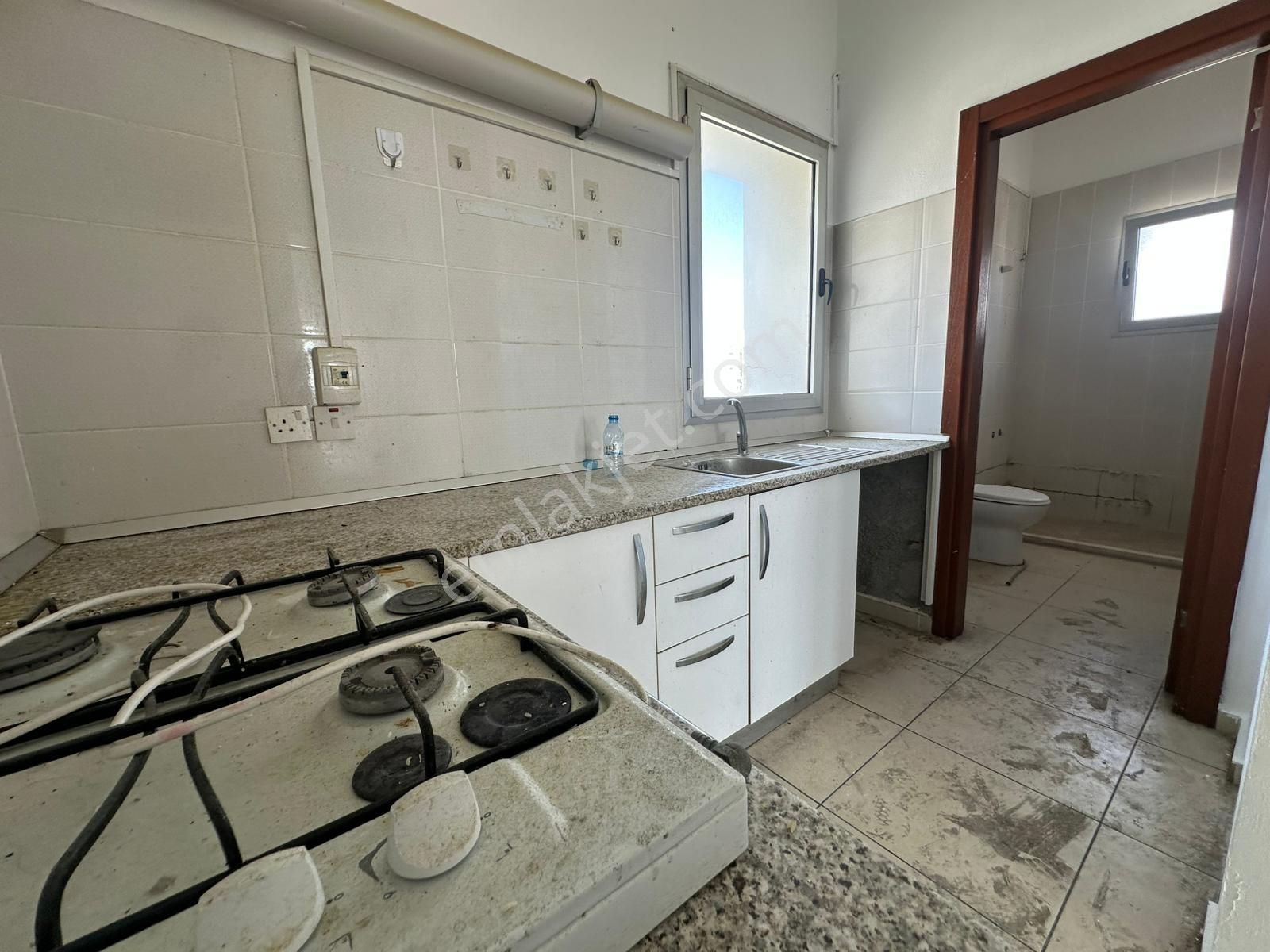 Girne Merkez'de Komple Kiralık Ticari İzinli Bina !!! - Görsel 11