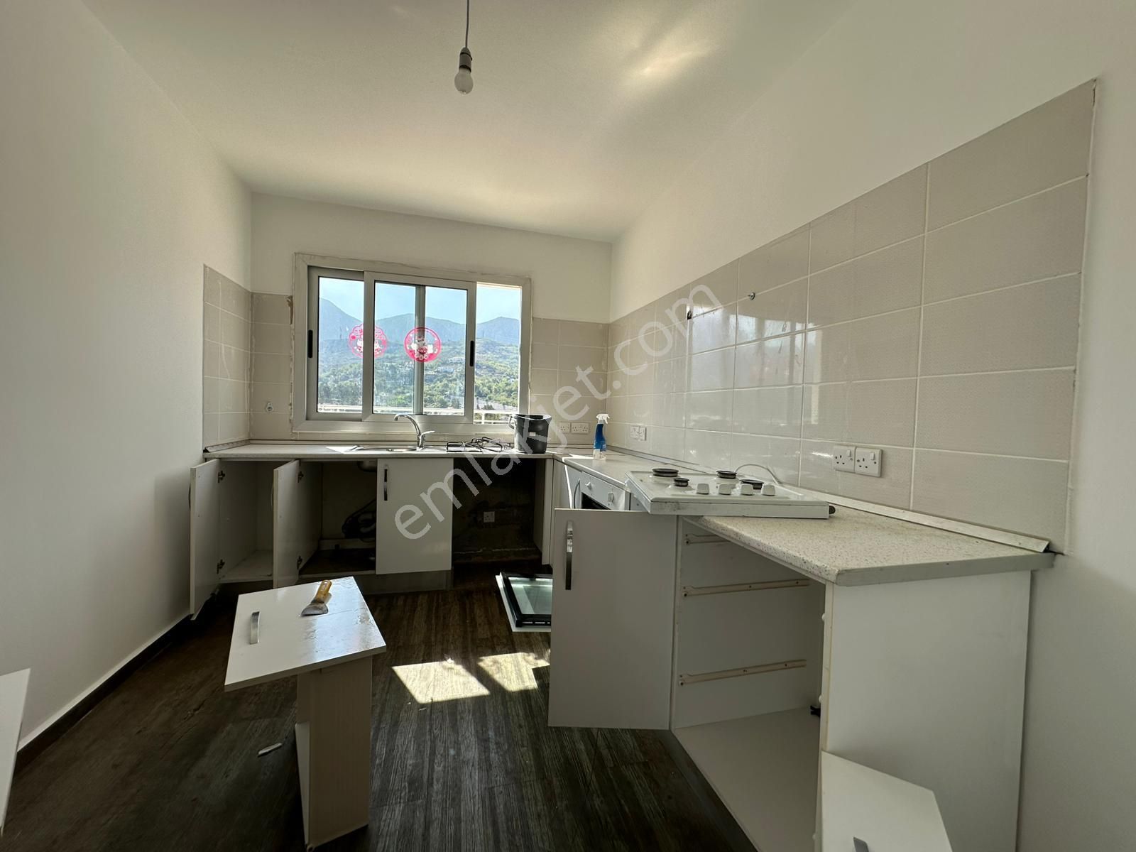 Girne Merkez'de Komple Kiralık Ticari İzinli Bina !!! - Görsel 12