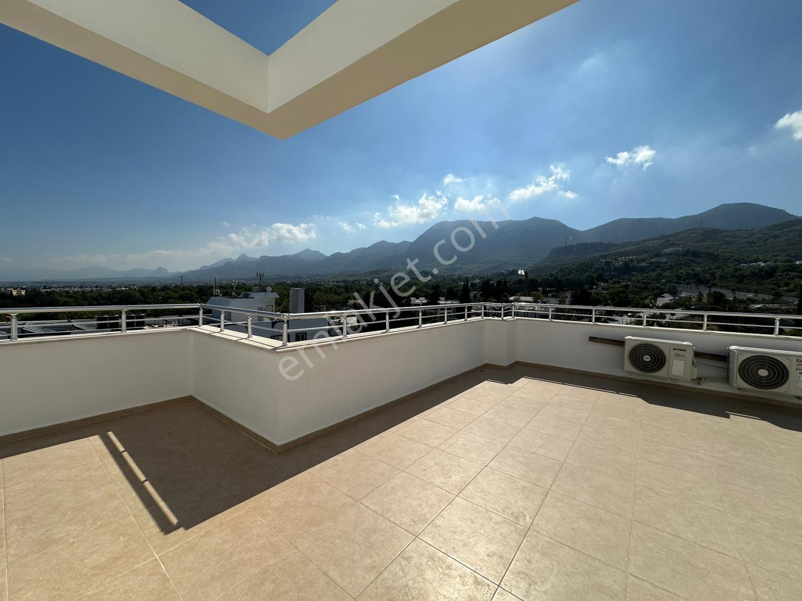 Girne Merkez'de Komple Kiralık Ticari İzinli Bina !!! - Görsel 27