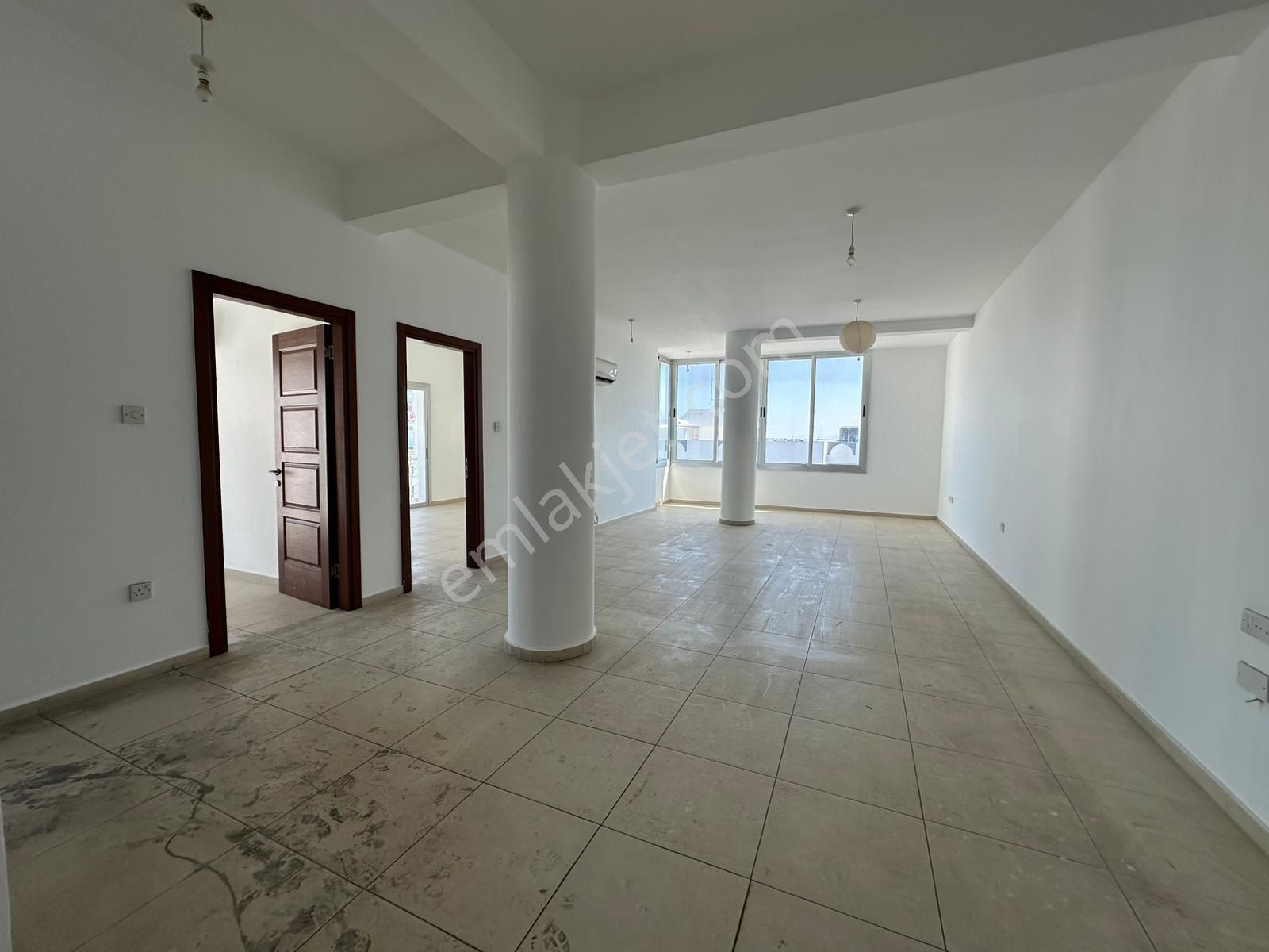 Girne Merkez'de Komple Kiralık Ticari İzinli Bina !!! - Görsel 19