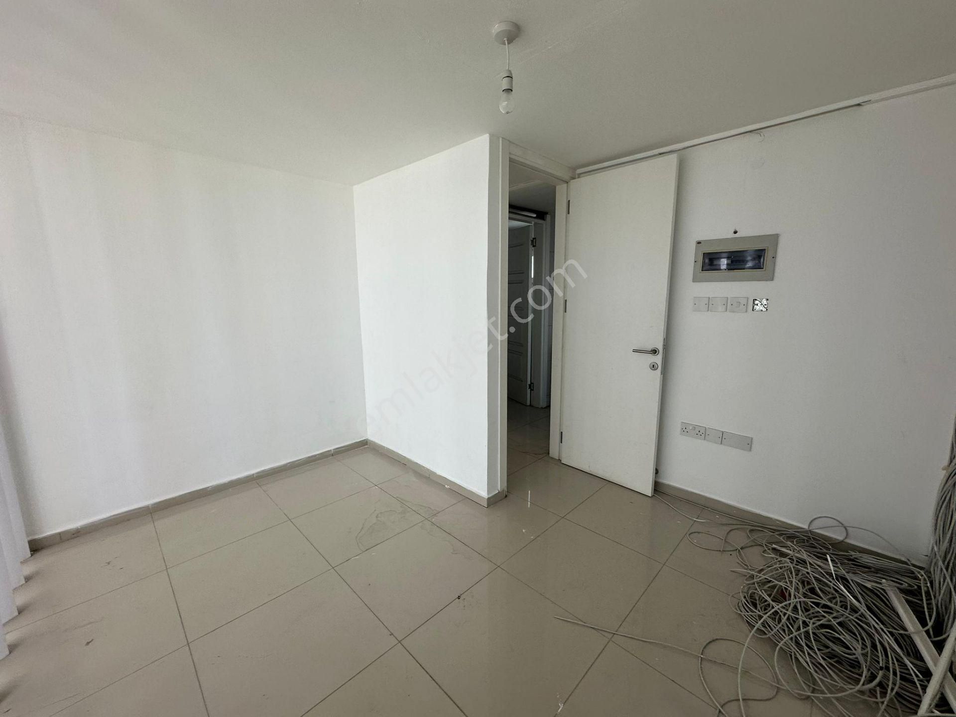 Girne Merkez'de Komple Kiralık Ticari İzinli Bina !!! - Görsel 17