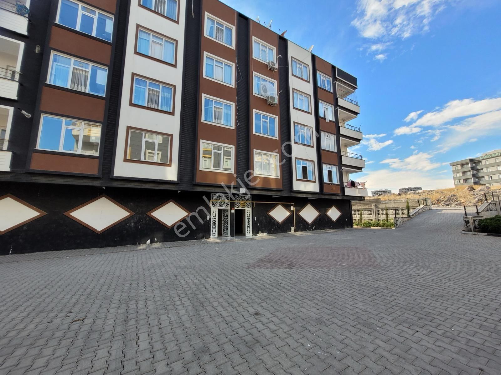 Karaköprü Seyrantepe Satılık Daire CADDE SEYRAN..SATILIK ..3+1 /150 M2 SON KAT