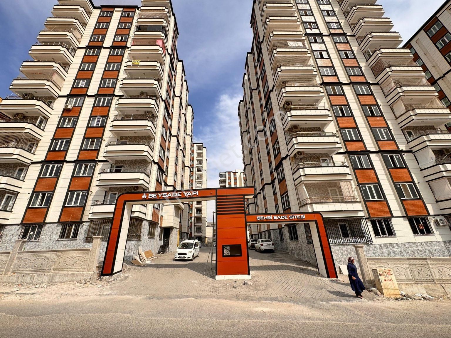 Karaköprü Seyrantepe Satılık Daire CADDE SEYRAN..SATILIK..3+1/145 M2/4.KAT ARAKAT