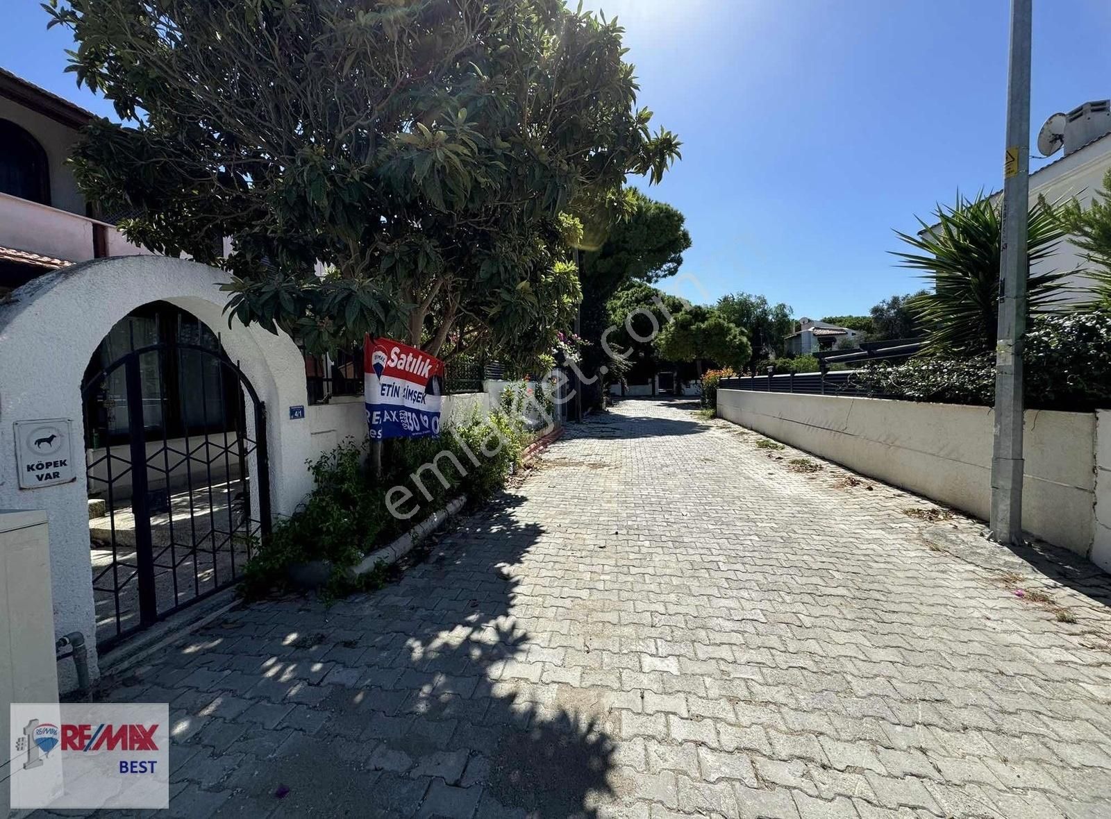 Çeşme Alaçatı Satılık Villa REMAX BEST'ten ÇEŞME ALAÇATI Çamlık sokak'ta 3+1 bahçeli villa