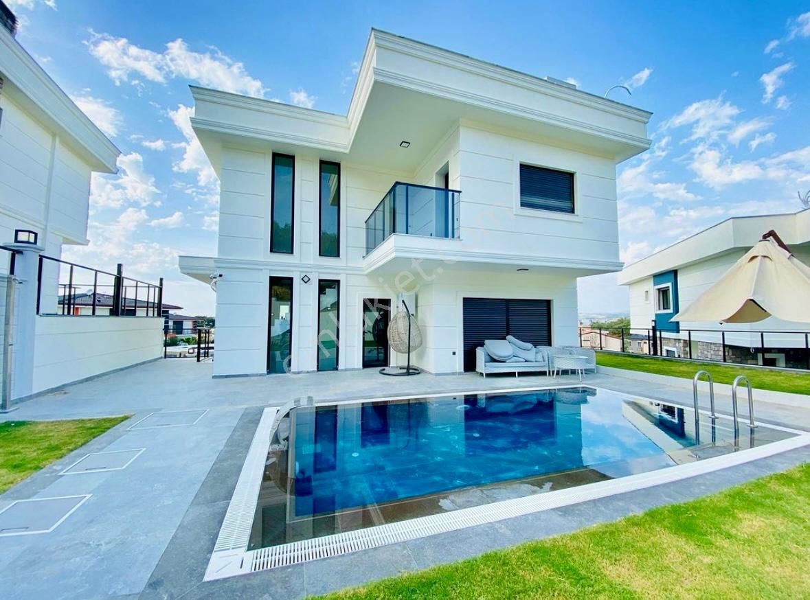 Kuşadası Davutlar Satılık Villa  Kuşadası Davutlar'da Çamların İçersinde 5+2 Villa