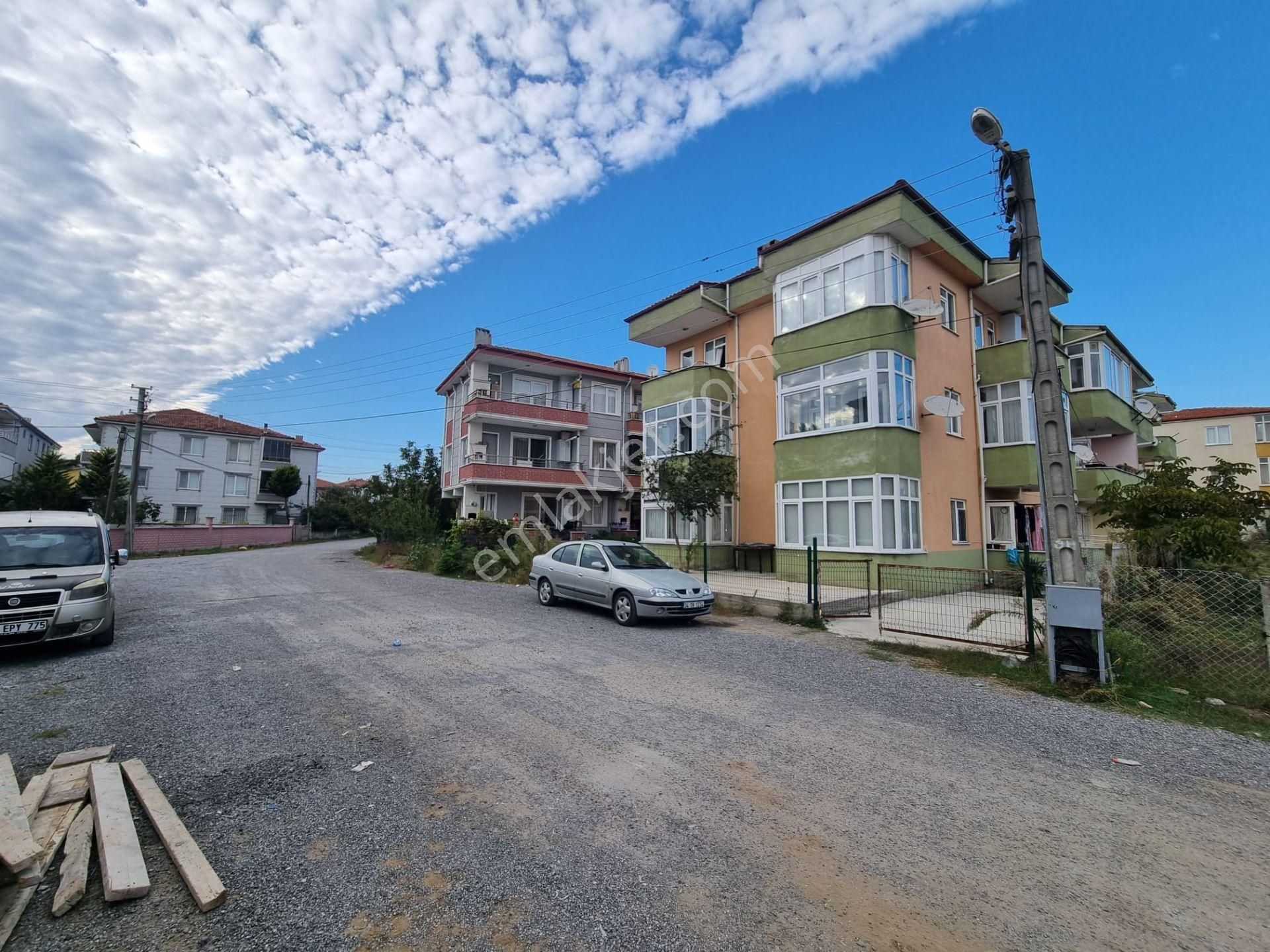 Karasu Yalı Satılık Daire  YALI İLKOKULU YANINDA AYRI MUTFAK GENİŞ 2+1 SATILIK DAİRE