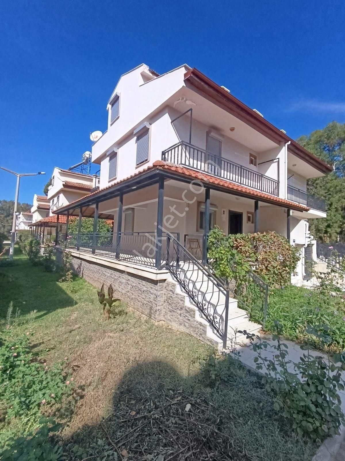 Kuşadası Davutlar Satılık Villa Davutlar Sevgi Plajına 100 Metre Triplex Geniş Villa