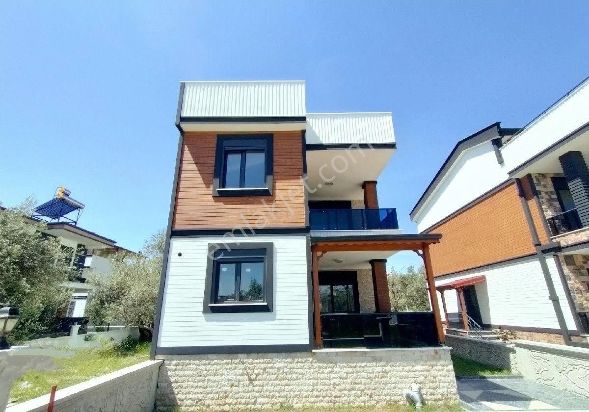 Edremit Altınoluk Satılık Villa ALTINOLUK GÜRE ARASINDA YOLUN ALT DENİZ KISMIN DA DENİZ MANZARALI BAHÇELİ 4+1 MÜSTAKİL TRİBLEX VİLLA