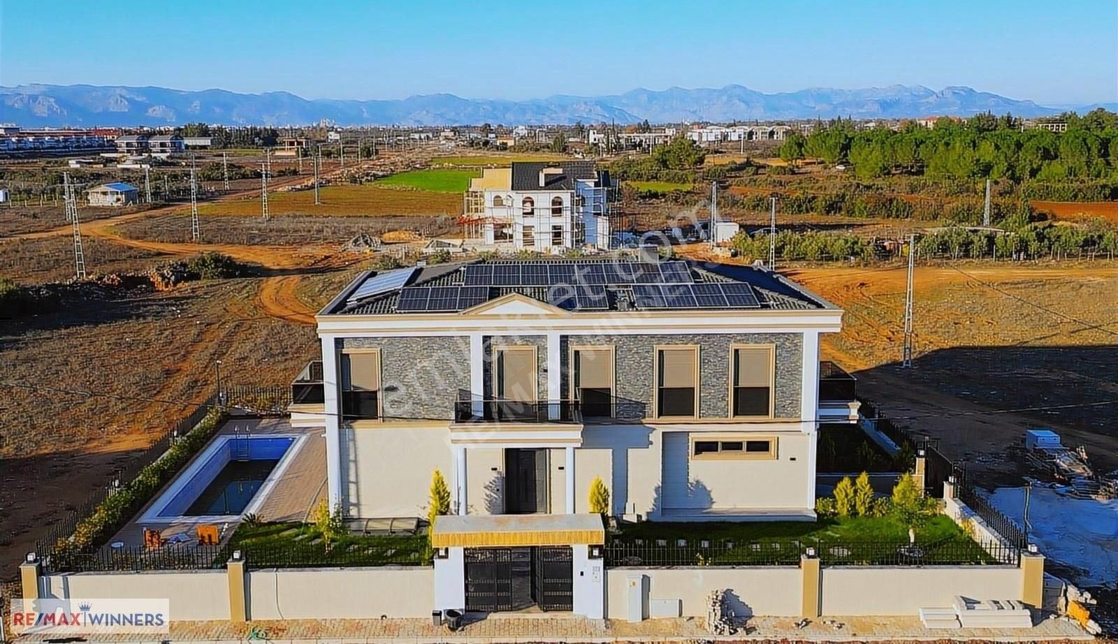 Döşemealtı Altınkale Satılık Villa Altınkalede Havuzlu Kapalı Otoparklı Güneş Enerji Sistemli Villa