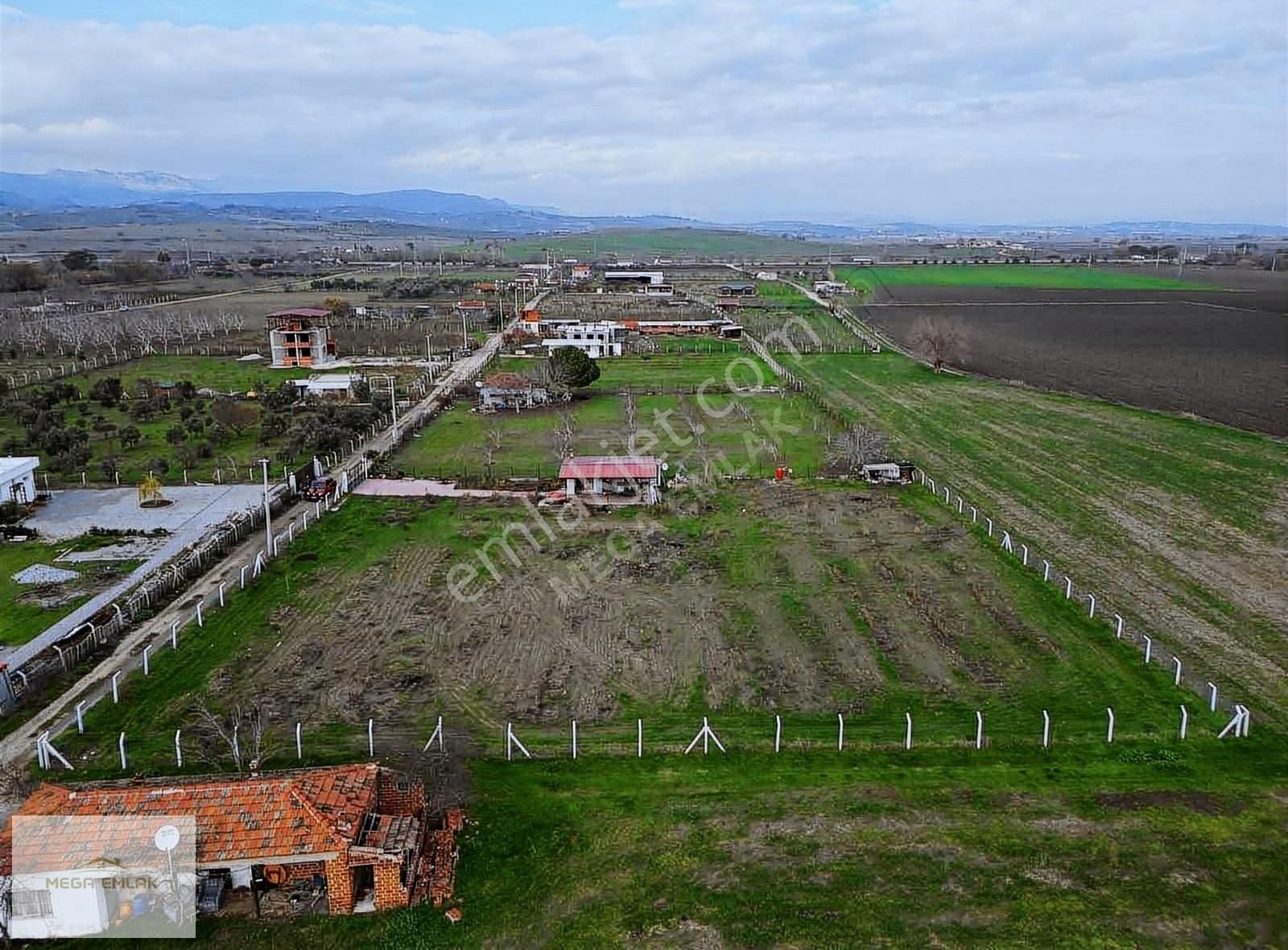 Bergama İslamsaray Satılık Tarla MEGA EMLAKTAN İSLAMSARAYDA İÇİNDE EV OLAN TARLA