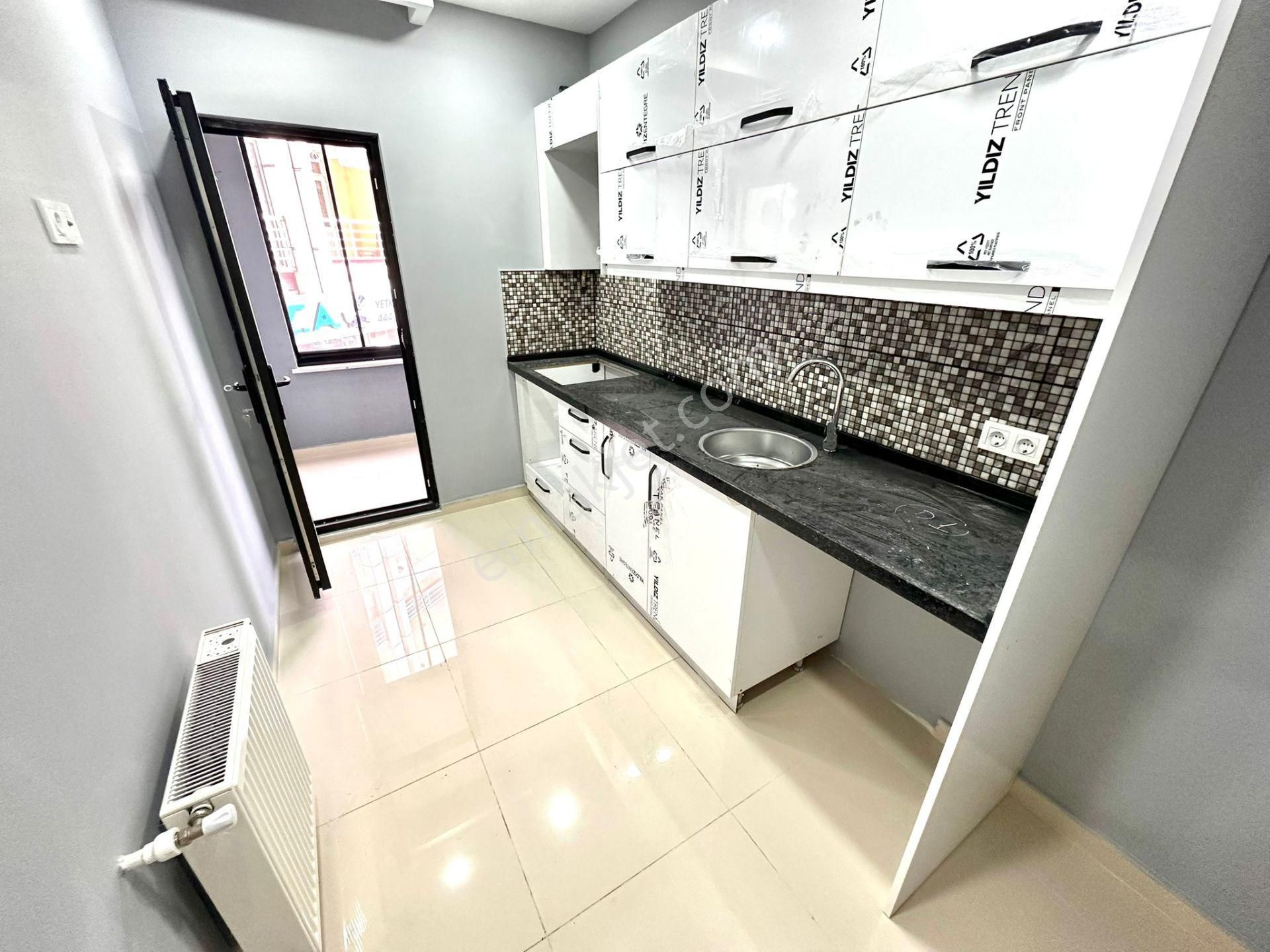 Eyüpsultan Çırçır Satılık Daire  =ADRES=ÇIRÇIR METRO YANI OTOPARKLI SİTEİÇİ 1.KAT 120m² SIFIR 3+1