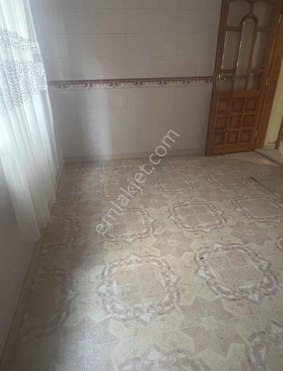 Kilis Merkez Ekrem Çetin Kiralık Daire PUSULA EMLAKTAN ÖĞRETMEN LİSESİ CİVARINDA 3+1 150 m2 BALKONLU