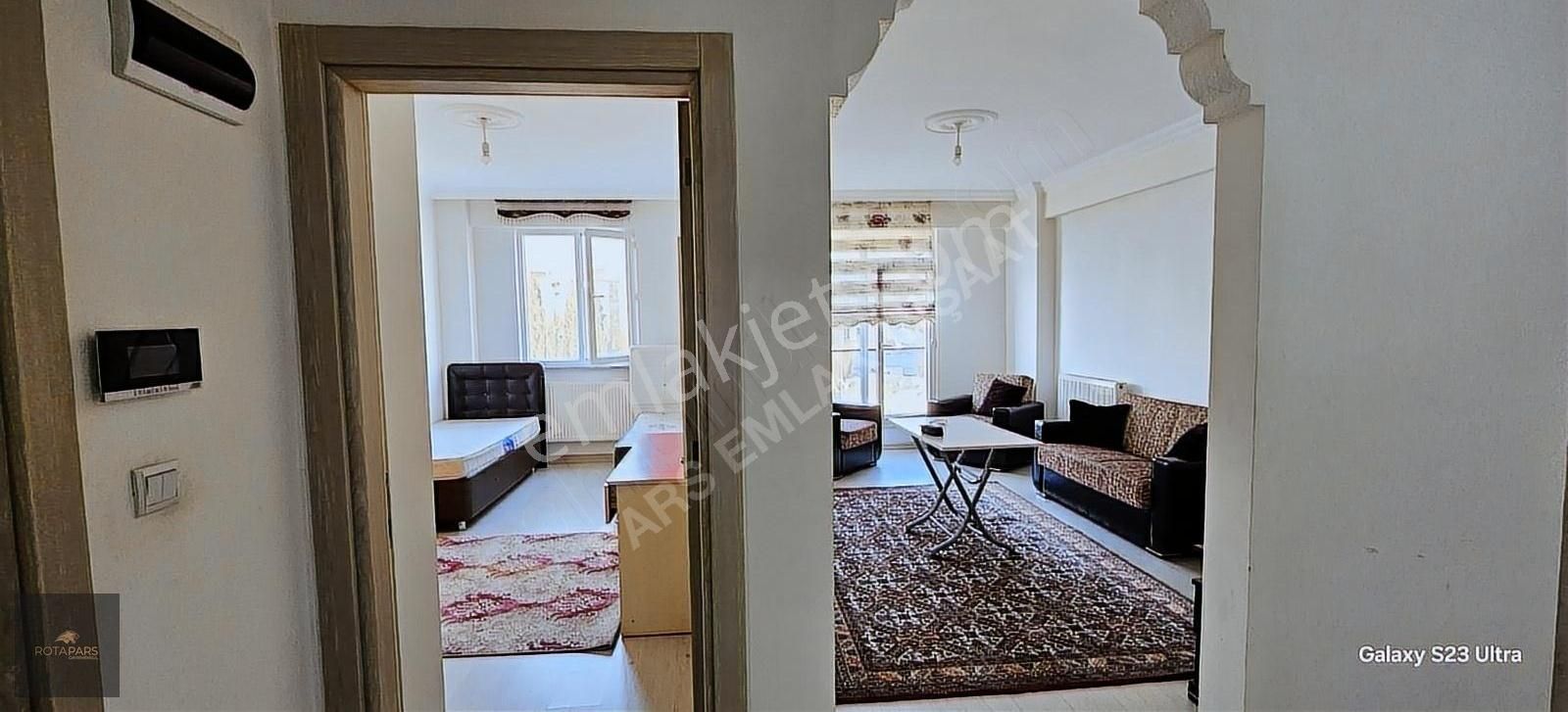 Kars Merkez Şehitler Kiralık Daire ÜNV BÖLGESNDE 3.KAT DOĞU CEPHE, ÖNÜ DAİMA AÇIK AYRI MUTFAKLI 1+1