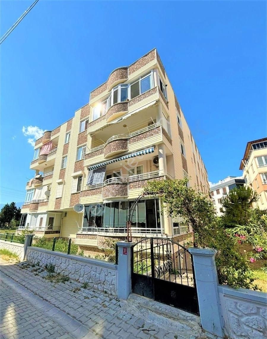 Edremit Akçay Satılık Daire 📍alfa Gayrimenkul'den📍 Akçay'da Ön Cephe Masrafsız Ayrı Mutfaklı Full Eşyalı 2+1 Daire