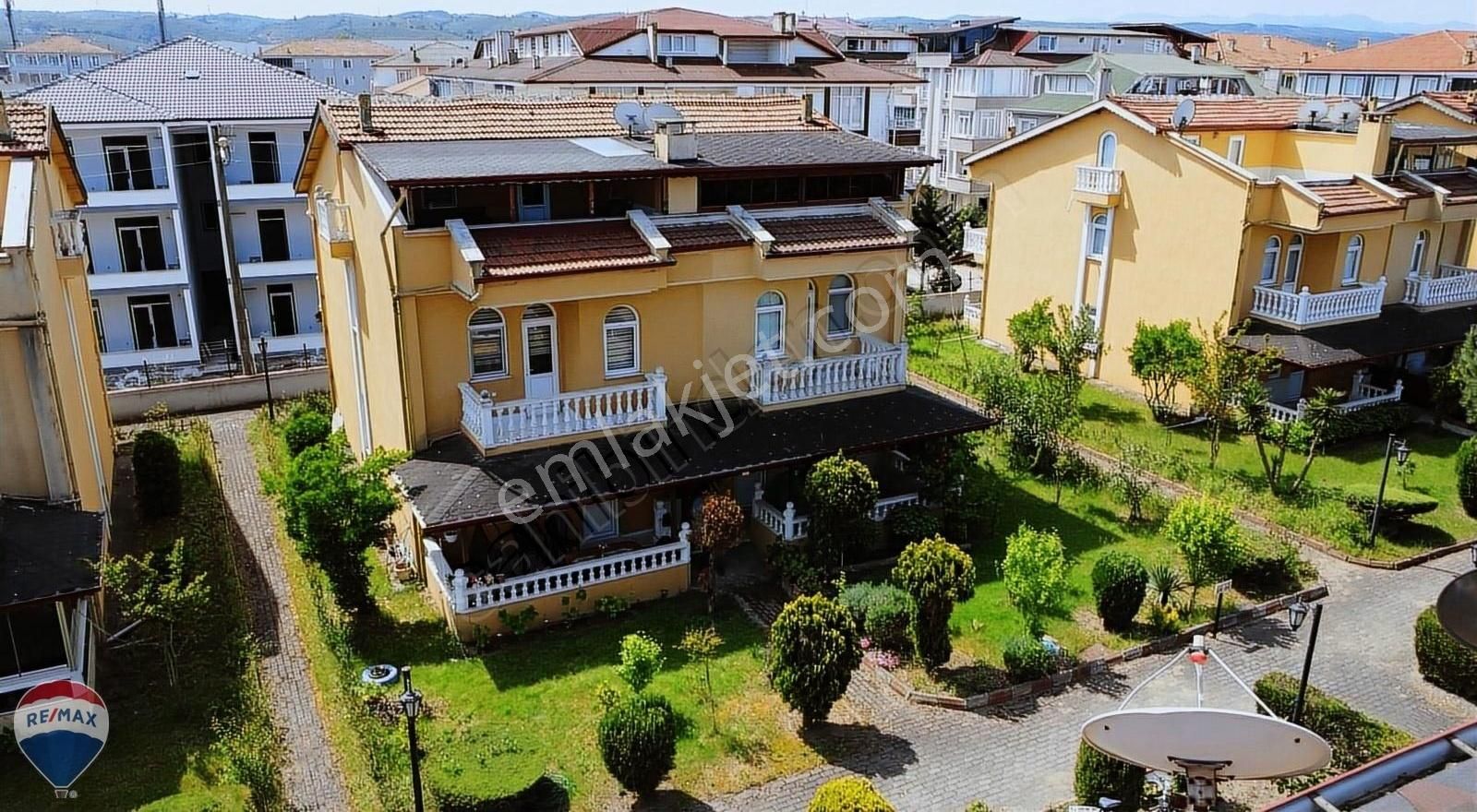 Karasu Aziziye Satılık Villa REMAX MAVİ'DEN ÇİÇEK KENT SİTESİNDE 4+1 FULL EŞYALI HAVUZLU VİLA