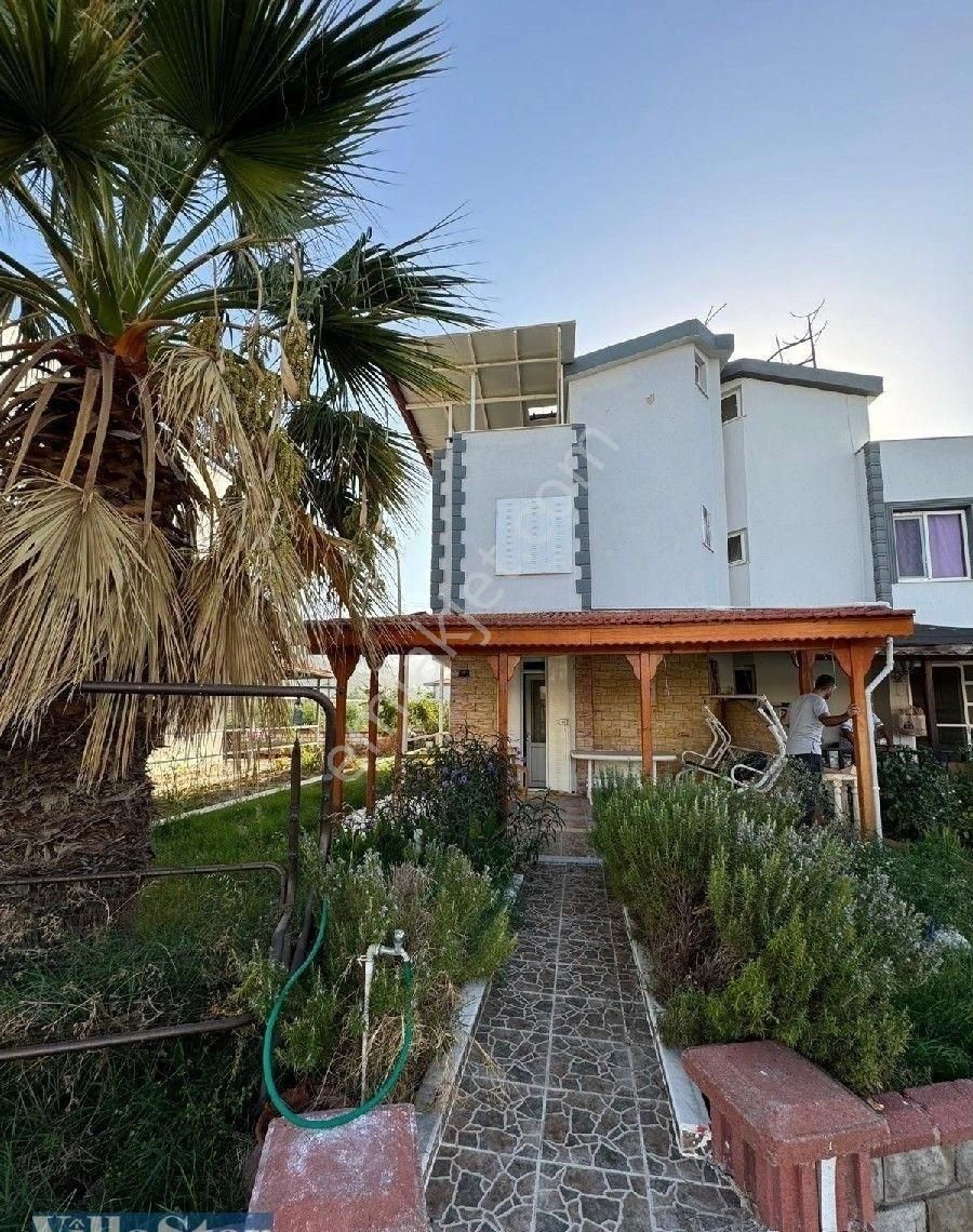 Kuşadası Güzelçamlı Satılık Villa Denize Yakın, Ortak Havuzlu, Güvenlikli Sitede, Köşe Konumlu, 5+1, Tadilatlı Tripleks Villa